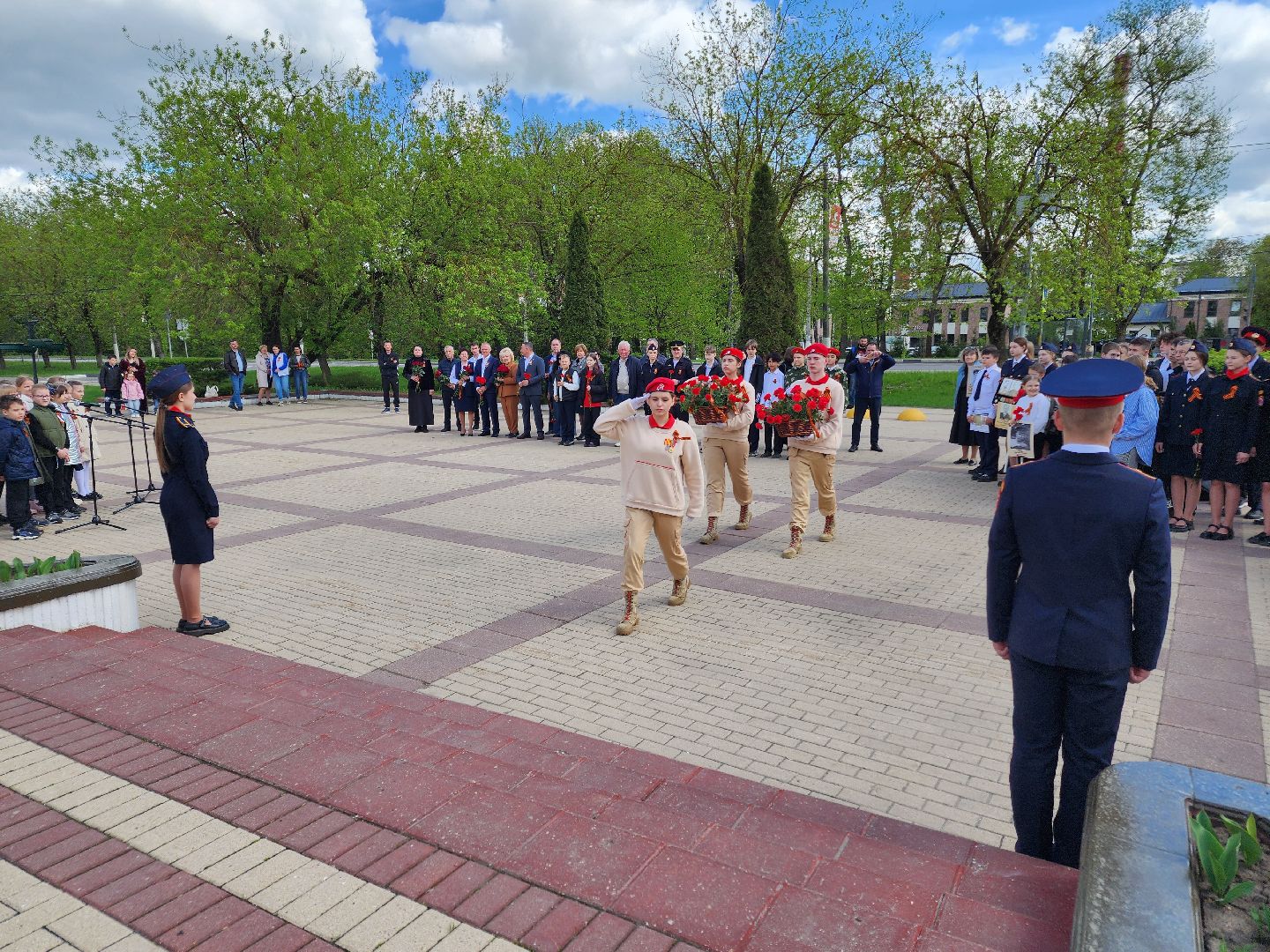 Чехов, ДК Дружба, обелиск воинской славы, День Победы, возложение цветов, школьники, чиновники, депутат Госдумы РФ, Александр Коган, заместитель главы округа Ольга Щукина, акция Вахта Памяти,
