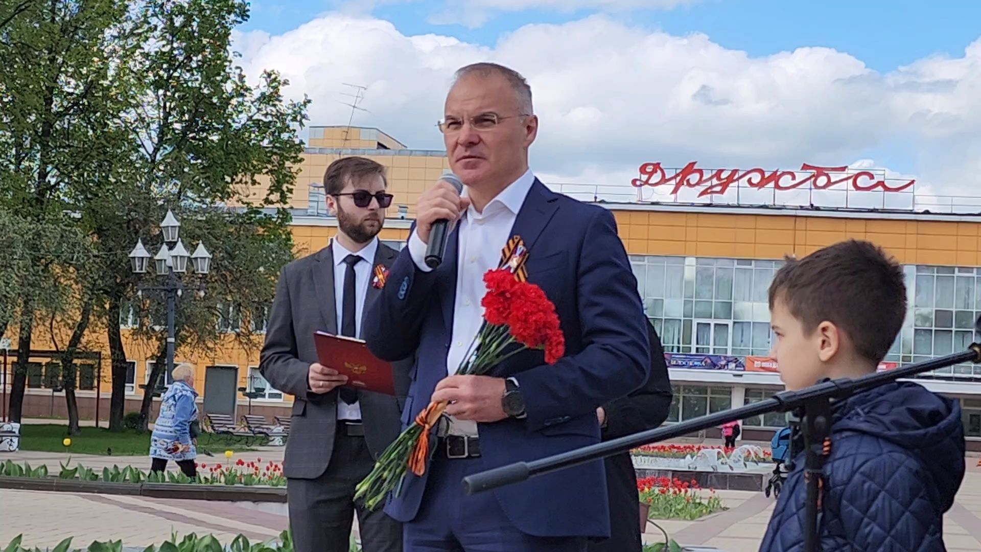 Чехов, ДК Дружба, обелиск воинской славы, День Победы, возложение цветов, школьники, чиновники, депутат Госдумы РФ, Александр Коган, заместитель главы округа Ольга Щукина, акция Вахта Памяти,