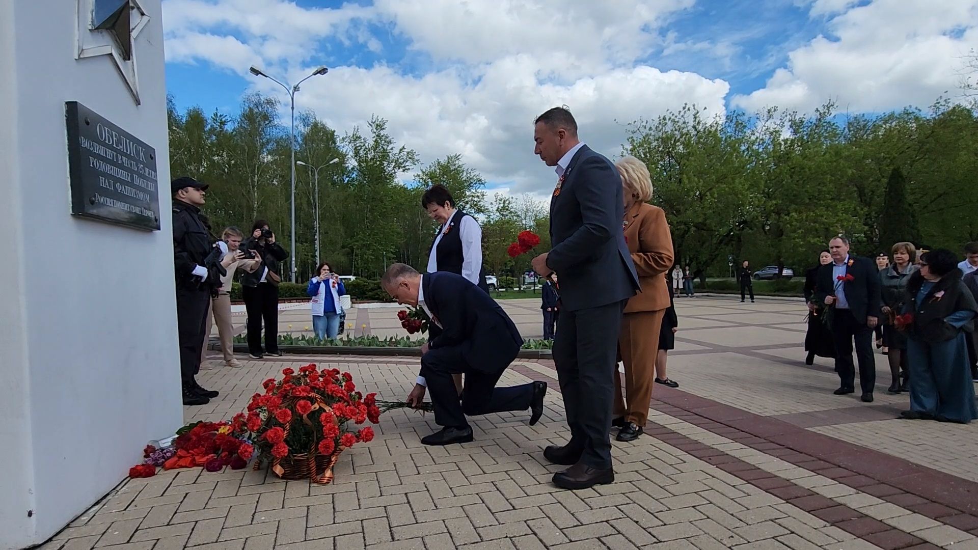Чехов, ДК Дружба, обелиск воинской славы, День Победы, возложение цветов, школьники, чиновники, депутат Госдумы РФ, Александр Коган, заместитель главы округа Ольга Щукина, акция Вахта Памяти,