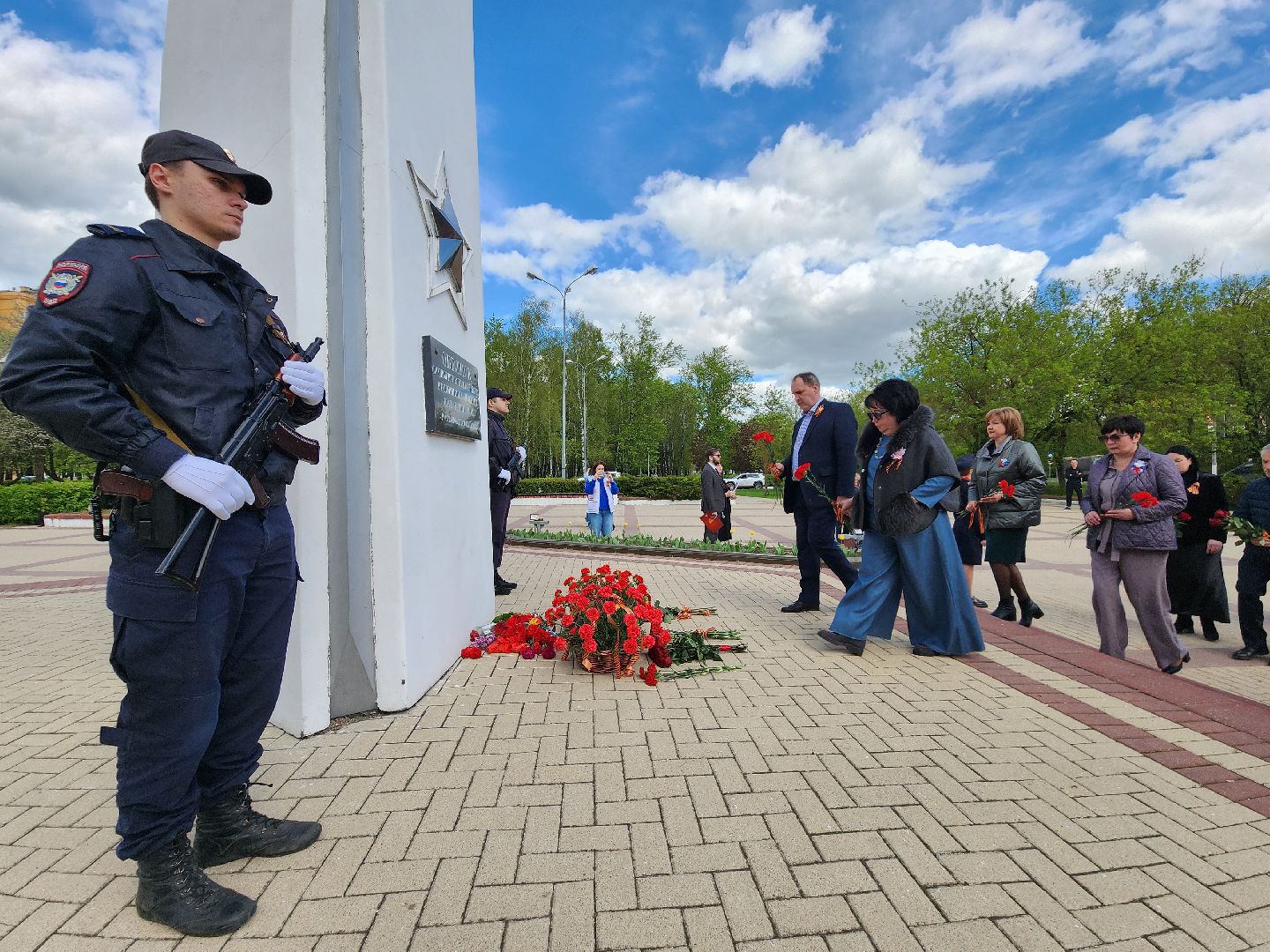 Чехов, ДК Дружба, обелиск воинской славы, День Победы, возложение цветов, школьники, чиновники, депутат Госдумы РФ, Александр Коган, заместитель главы округа Ольга Щукина, акция Вахта Памяти,