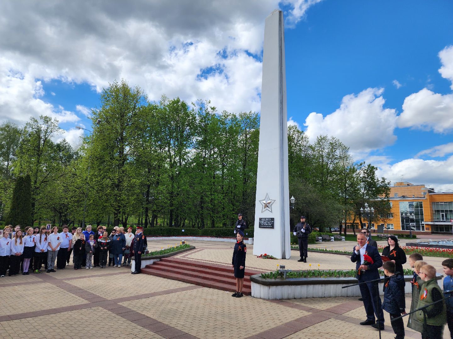 Чехов, ДК Дружба, обелиск воинской славы, День Победы, возложение цветов, школьники, чиновники, депутат Госдумы РФ, Александр Коган, заместитель главы округа Ольга Щукина, акция Вахта Памяти,
