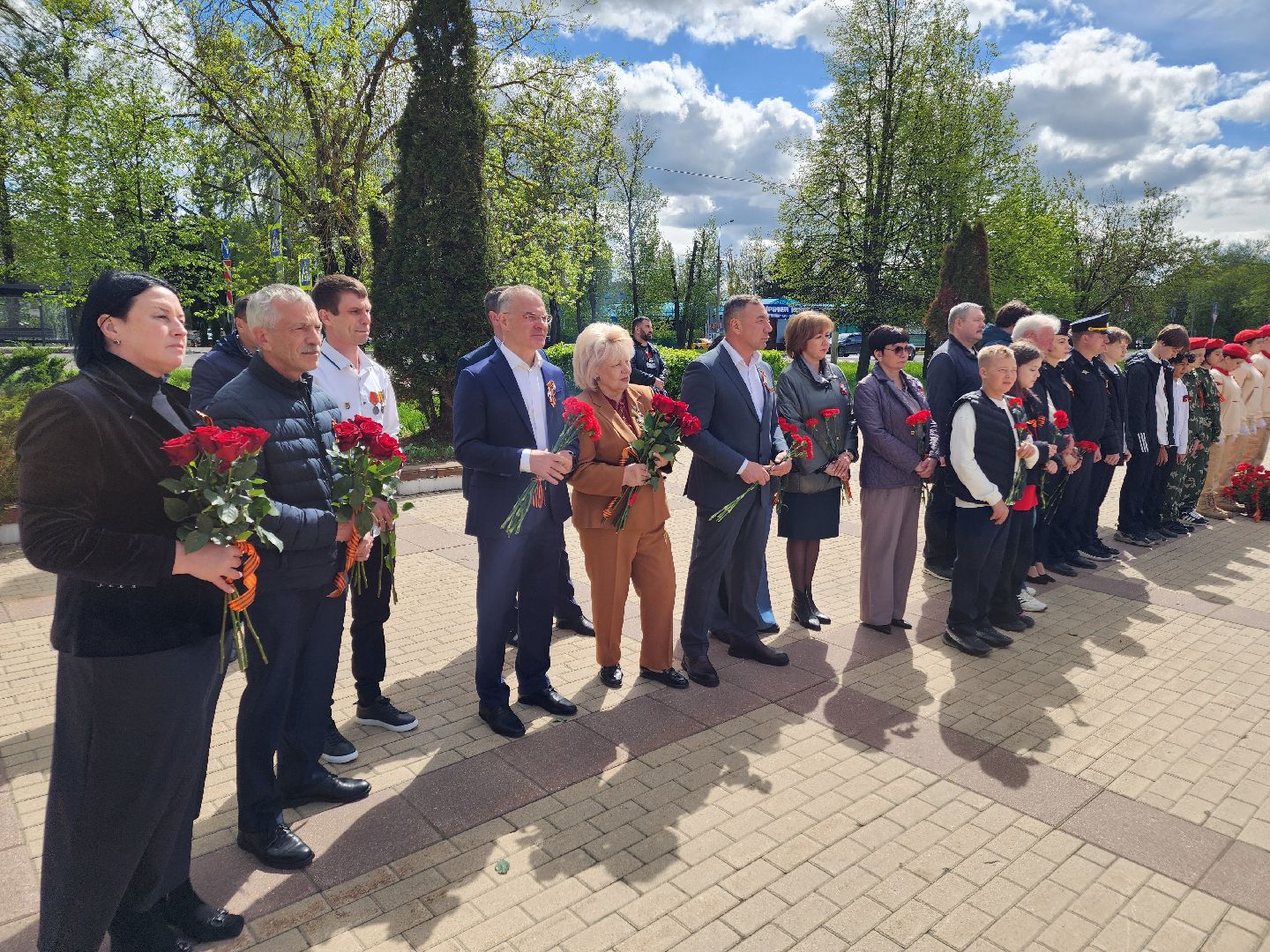 Чехов, ДК Дружба, обелиск воинской славы, День Победы, возложение цветов, школьники, чиновники, депутат Госдумы РФ, Александр Коган, заместитель главы округа Ольга Щукина, акция Вахта Памяти,
