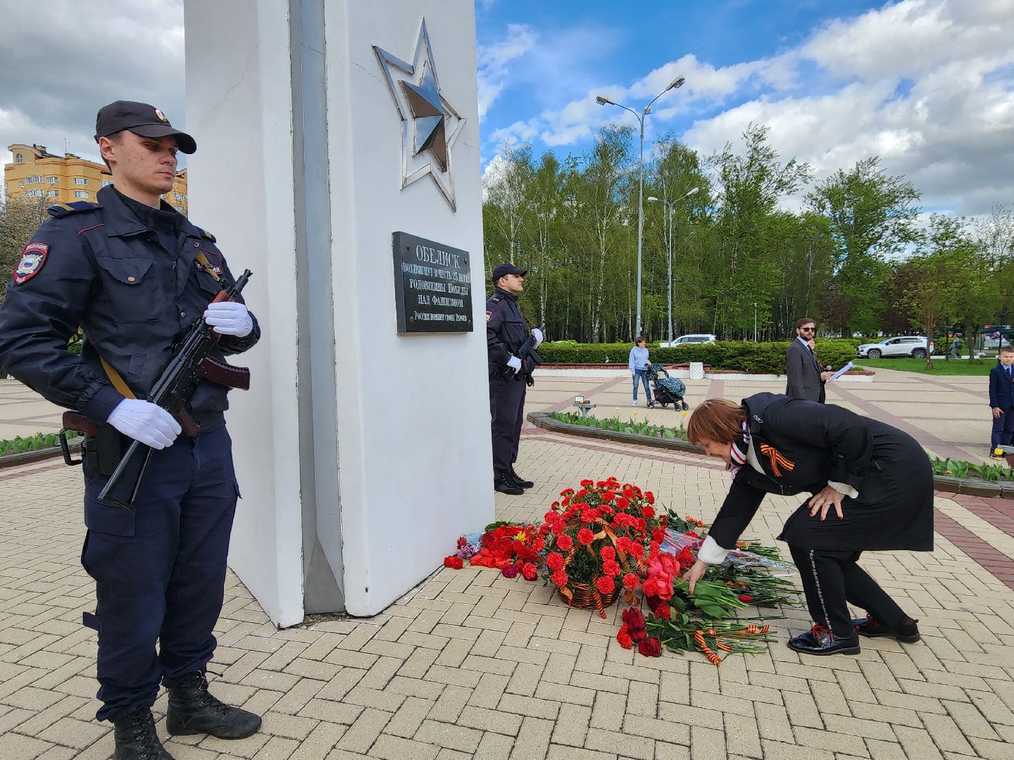 Чехов, ДК Дружба, обелиск воинской славы, День Победы, возложение цветов, школьники, чиновники, депутат Госдумы РФ, Александр Коган, заместитель главы округа Ольга Щукина, акция Вахта Памяти,