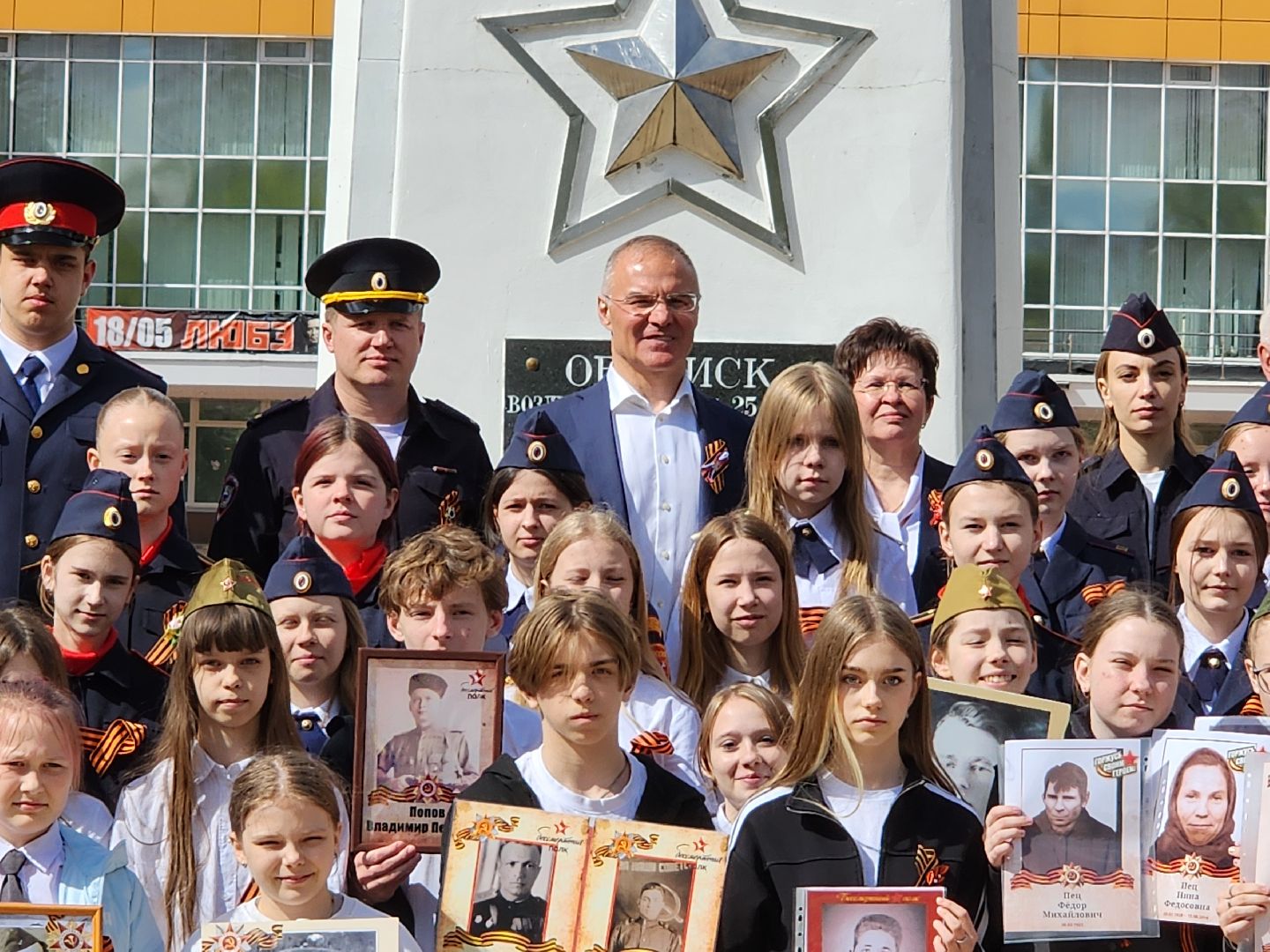 Чехов, ДК Дружба, обелиск воинской славы, День Победы, возложение цветов, школьники, чиновники, депутат Госдумы РФ, Александр Коган, заместитель главы округа Ольга Щукина, акция Вахта Памяти,
