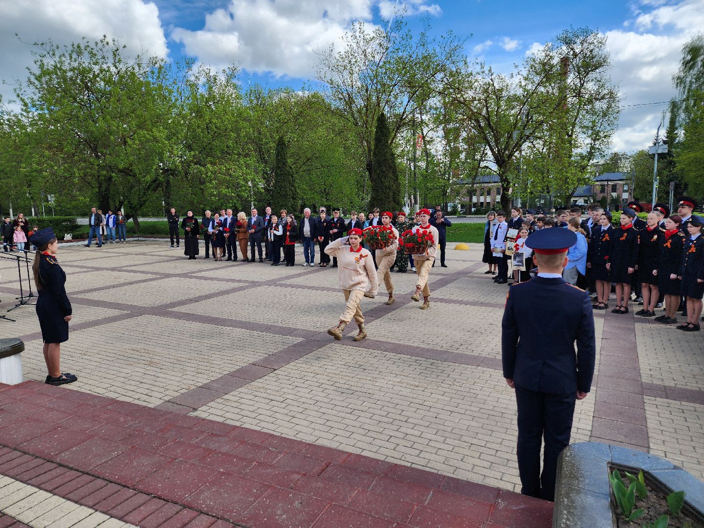 Чехов, ДК Дружба, обелиск воинской славы, День Победы, возложение цветов, школьники, чиновники, депутат Госдумы РФ, Александр Коган, заместитель главы округа Ольга Щукина, акция Вахта Памяти,