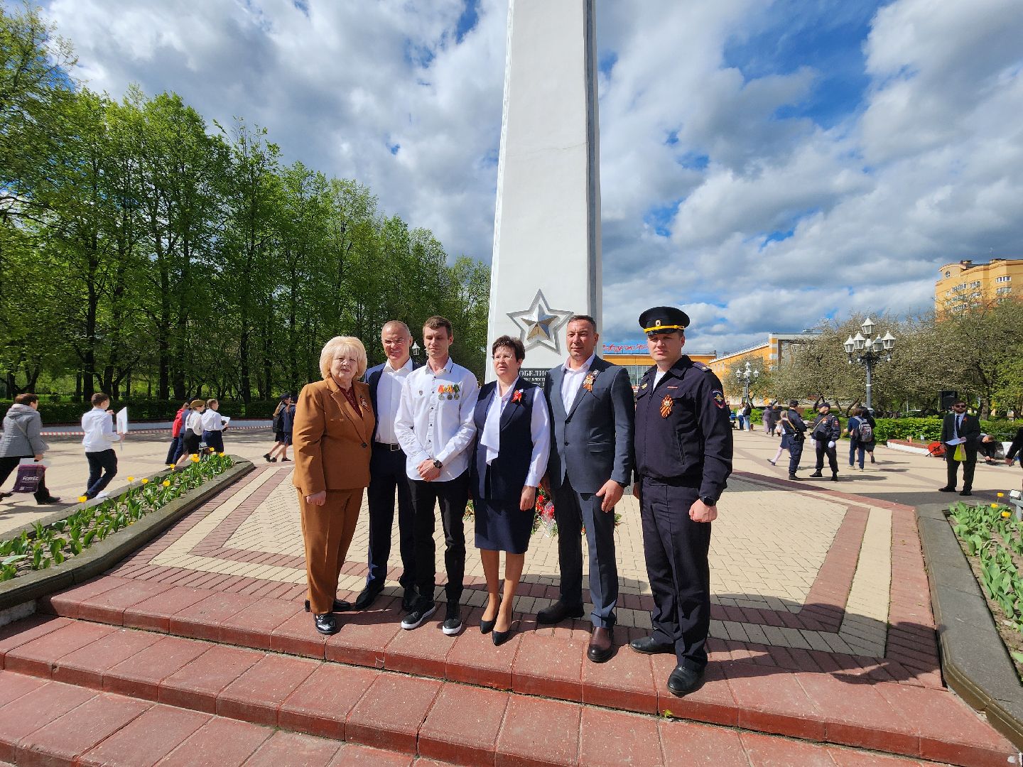 Чехов, ДК Дружба, обелиск воинской славы, День Победы, возложение цветов, школьники, чиновники, депутат Госдумы РФ, Александр Коган, заместитель главы округа Ольга Щукина, акция Вахта Памяти,