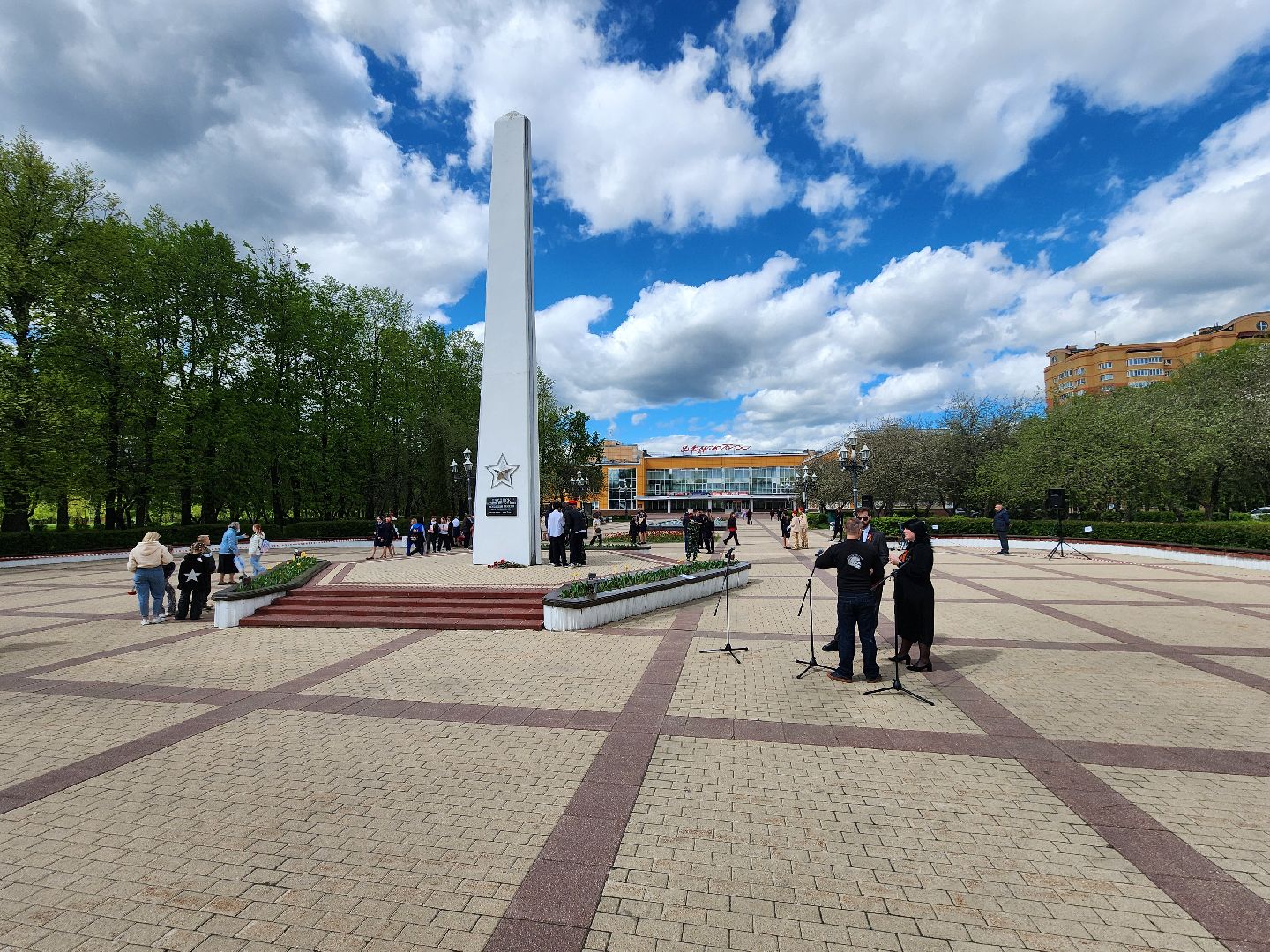Чехов, ДК Дружба, обелиск воинской славы, День Победы, возложение цветов, школьники, чиновники, депутат Госдумы РФ, Александр Коган, заместитель главы округа Ольга Щукина, акция Вахта Памяти,