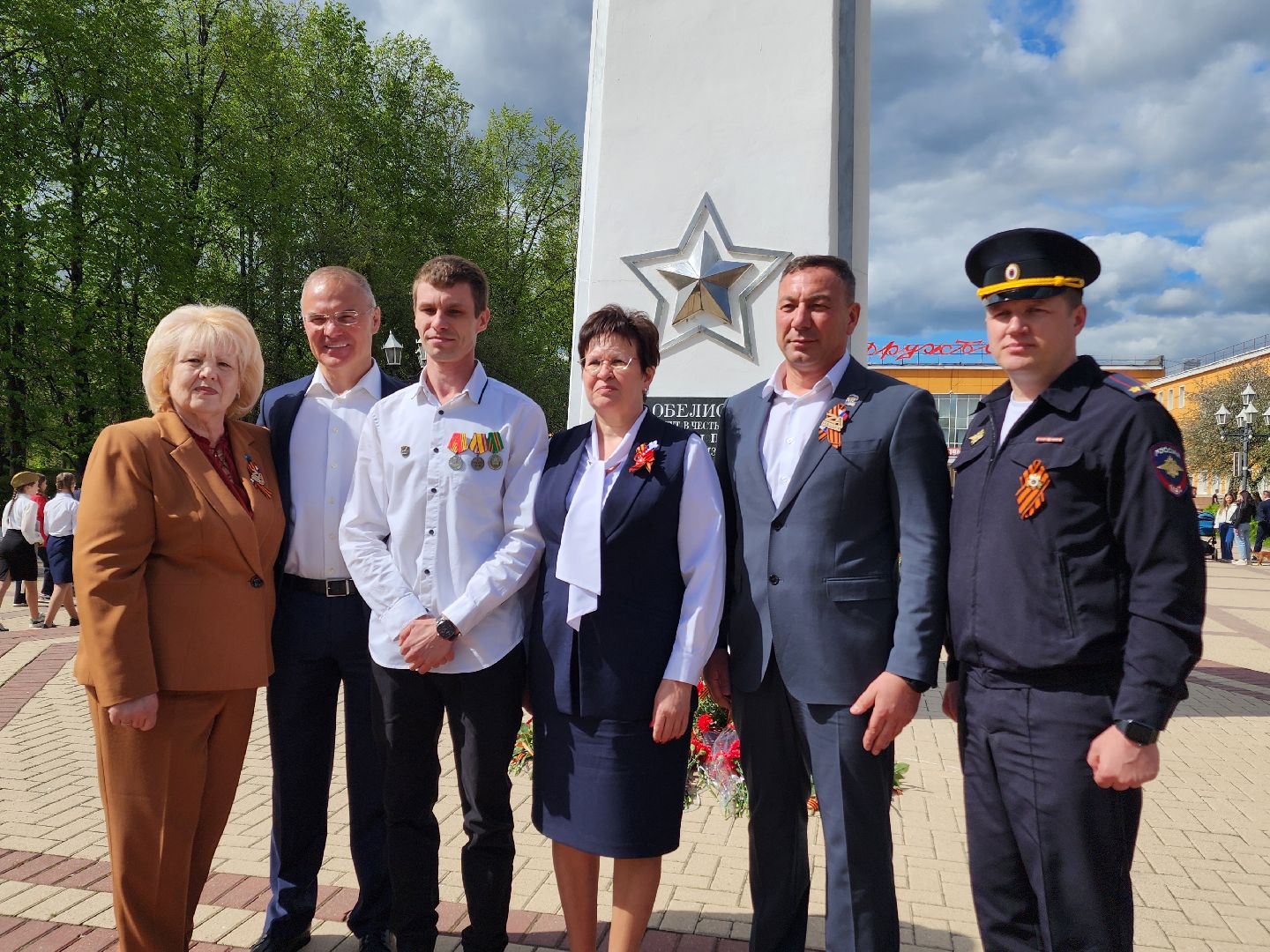 Чехов, ДК Дружба, обелиск воинской славы, День Победы, возложение цветов, школьники, чиновники, депутат Госдумы РФ, Александр Коган, заместитель главы округа Ольга Щукина, акция Вахта Памяти,