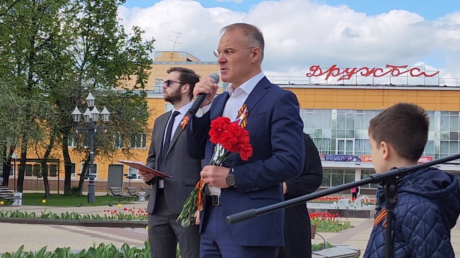 Чехов, ДК Дружба, обелиск воинской славы, День Победы, возложение цветов, школьники, чиновники, депутат Госдумы РФ, Александр Коган, заместитель главы округа Ольга Щукина, акция Вахта Памяти,