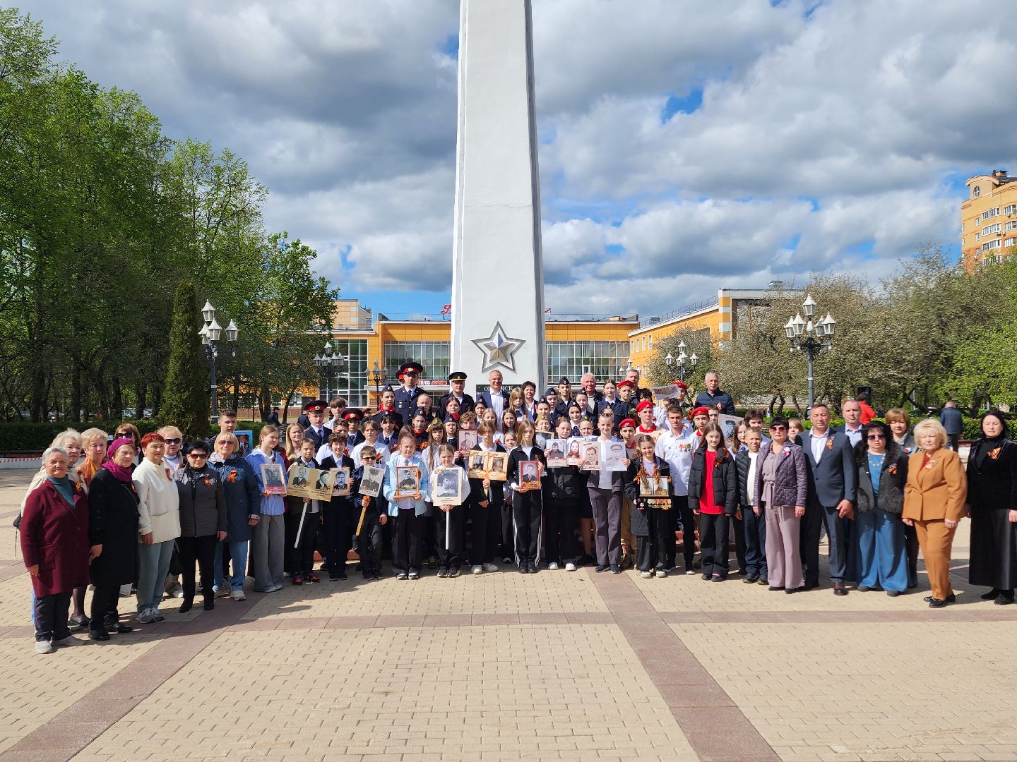 Чехов, ДК Дружба, обелиск воинской славы, День Победы, возложение цветов, школьники, чиновники, депутат Госдумы РФ, Александр Коган, заместитель главы округа Ольга Щукина, акция Вахта Памяти,