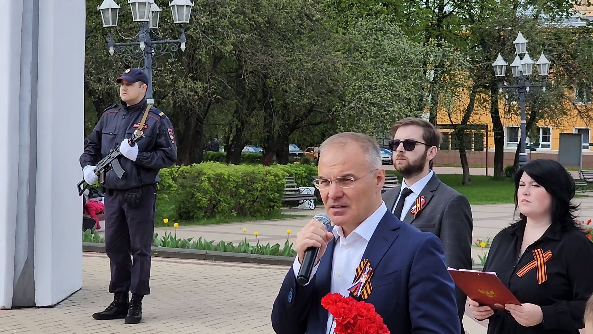 Чехов, ДК Дружба, обелиск воинской славы, День Победы, возложение цветов, школьники, чиновники, депутат Госдумы РФ, Александр Коган, заместитель главы округа Ольга Щукина, акция Вахта Памяти,