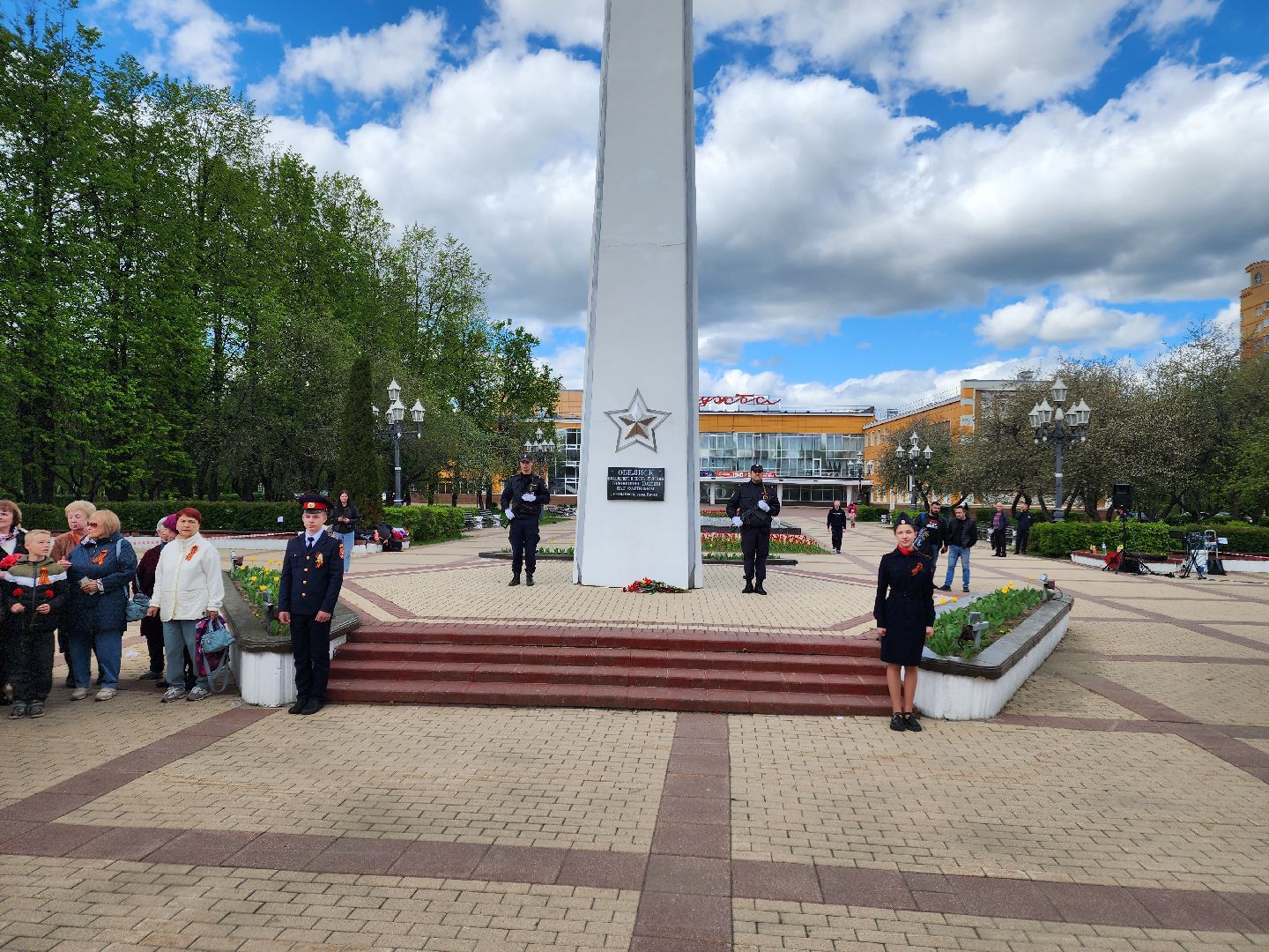 Чехов, ДК Дружба, обелиск воинской славы, День Победы, возложение цветов, школьники, чиновники, депутат Госдумы РФ, Александр Коган, заместитель главы округа Ольга Щукина, акция Вахта Памяти,