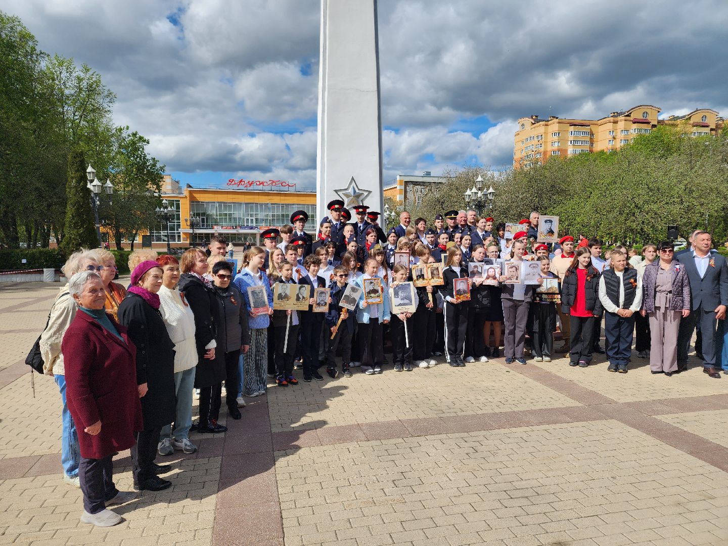 Чехов, ДК Дружба, обелиск воинской славы, День Победы, возложение цветов, школьники, чиновники, депутат Госдумы РФ, Александр Коган, заместитель главы округа Ольга Щукина, акция Вахта Памяти,