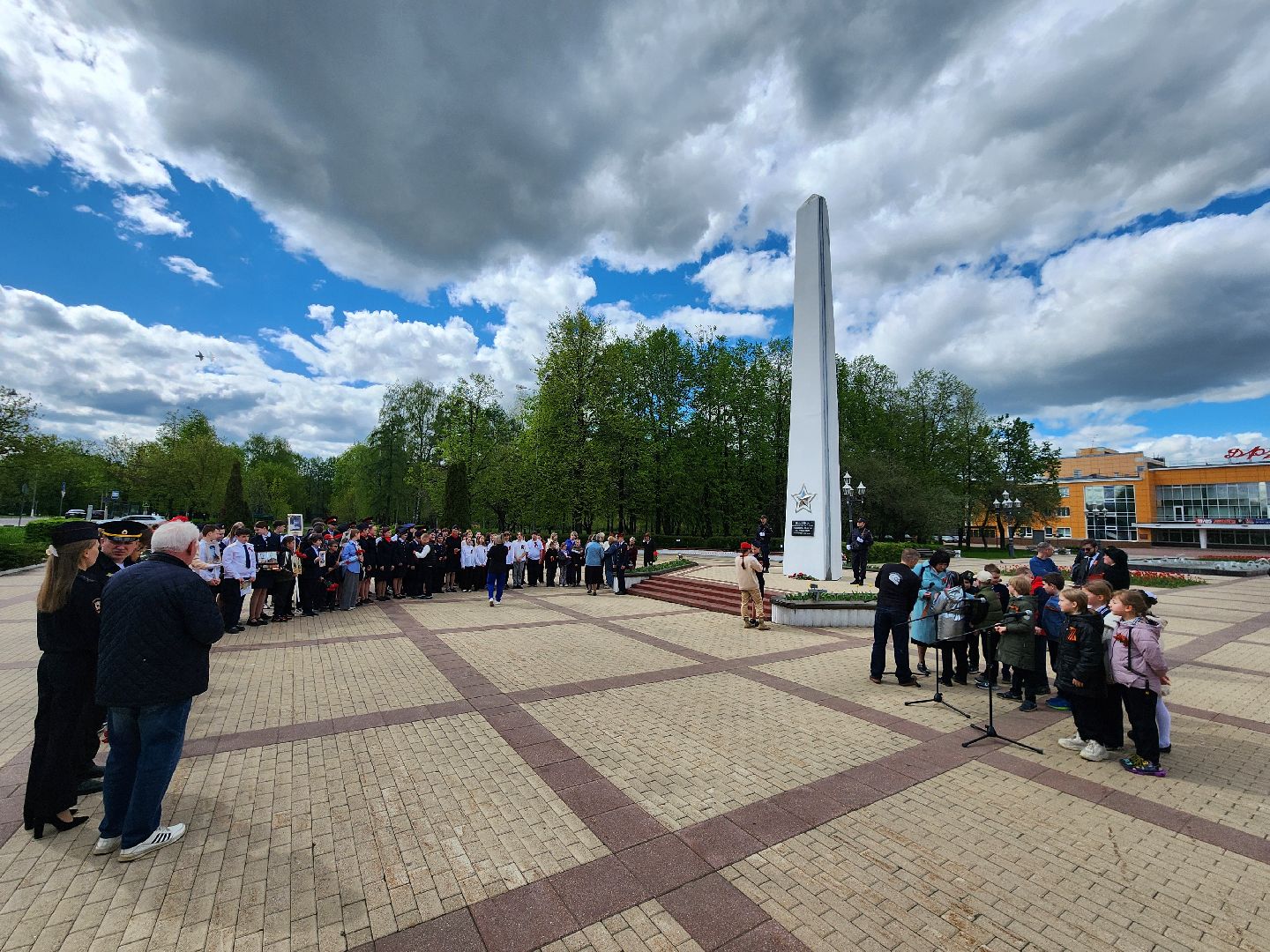 Чехов, ДК Дружба, обелиск воинской славы, День Победы, возложение цветов, школьники, чиновники, депутат Госдумы РФ, Александр Коган, заместитель главы округа Ольга Щукина, акция Вахта Памяти,