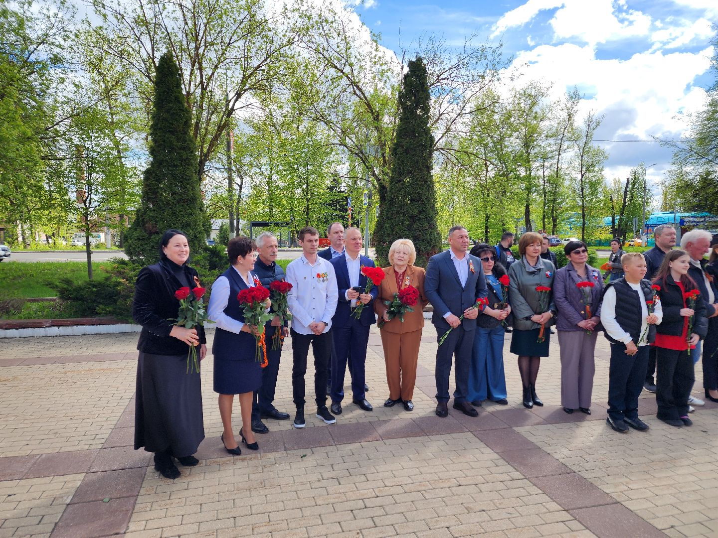 Чехов, ДК Дружба, обелиск воинской славы, День Победы, возложение цветов, школьники, чиновники, депутат Госдумы РФ, Александр Коган, заместитель главы округа Ольга Щукина, акция Вахта Памяти,