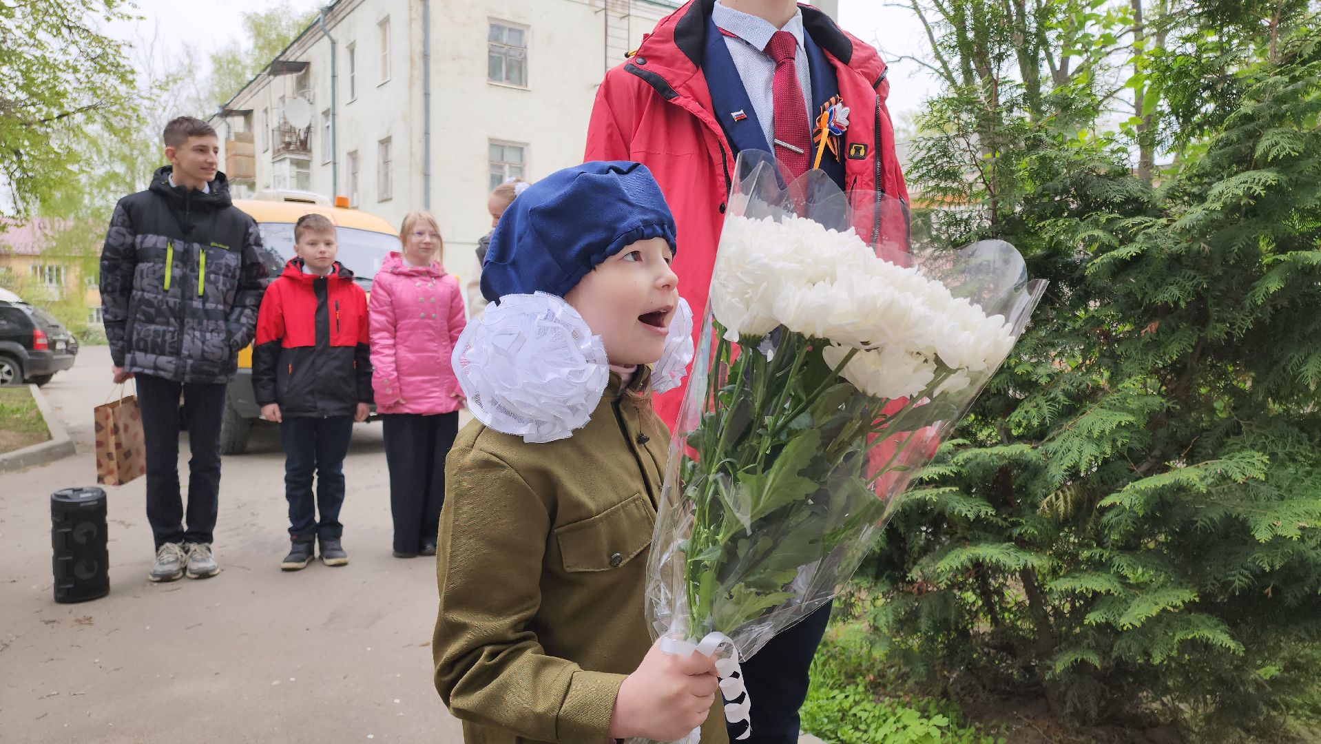 кашира, ветеран, день победы, концерт во дворе, школьники,