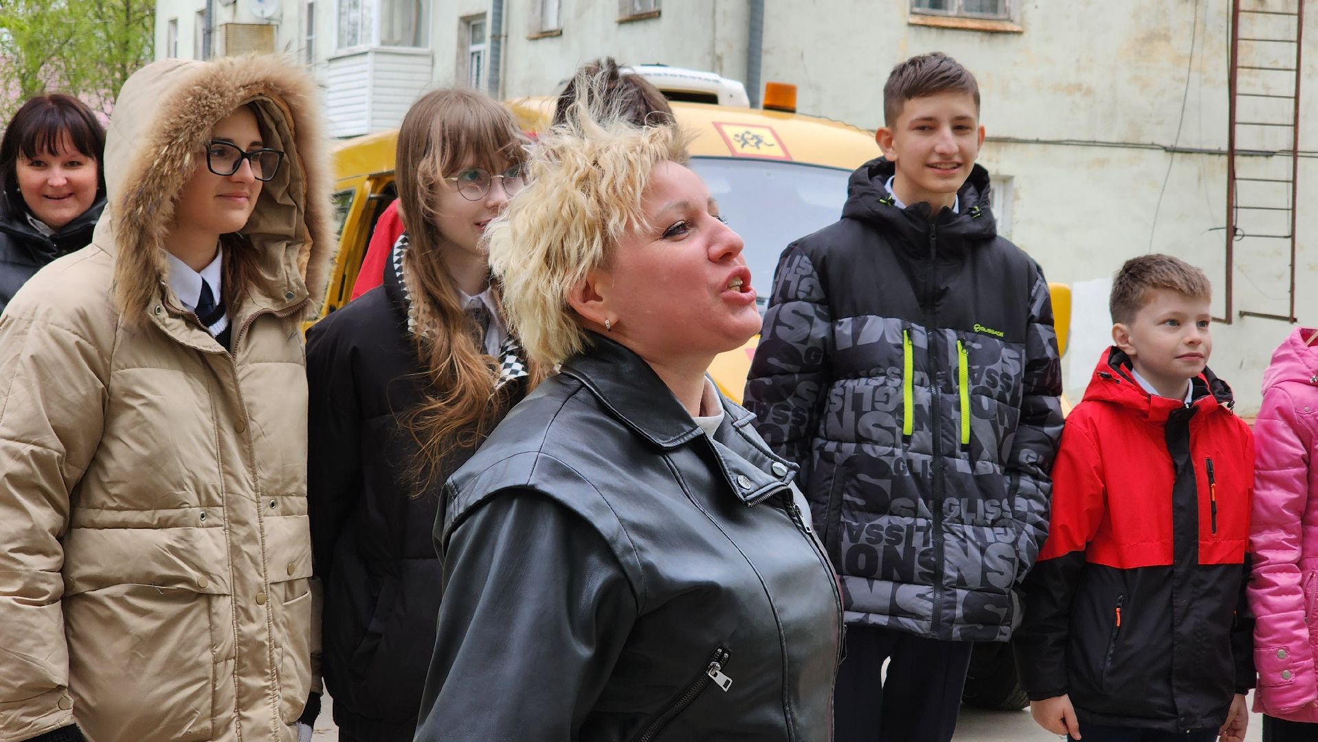 кашира, ветеран, день победы, концерт во дворе, школьники,