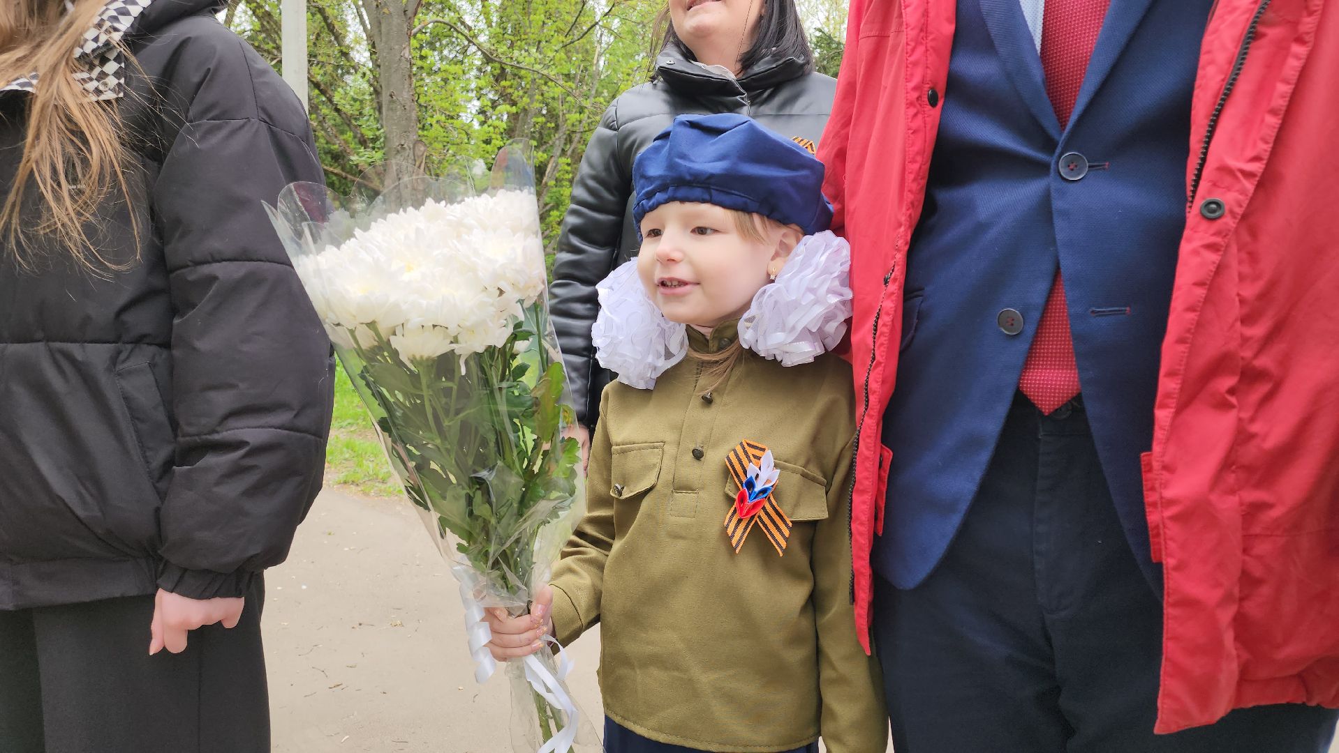 кашира, ветеран, день победы, концерт во дворе, школьники,