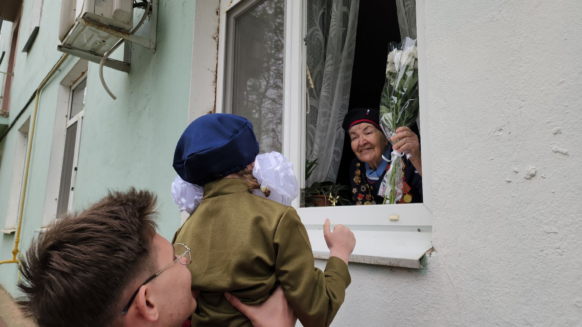 кашира, ветеран, день победы, концерт во дворе, школьники,