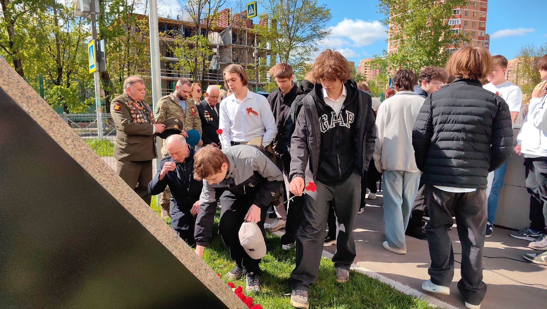 мемориальная доска, возложение цветов, ветеран, студенты, колледж,