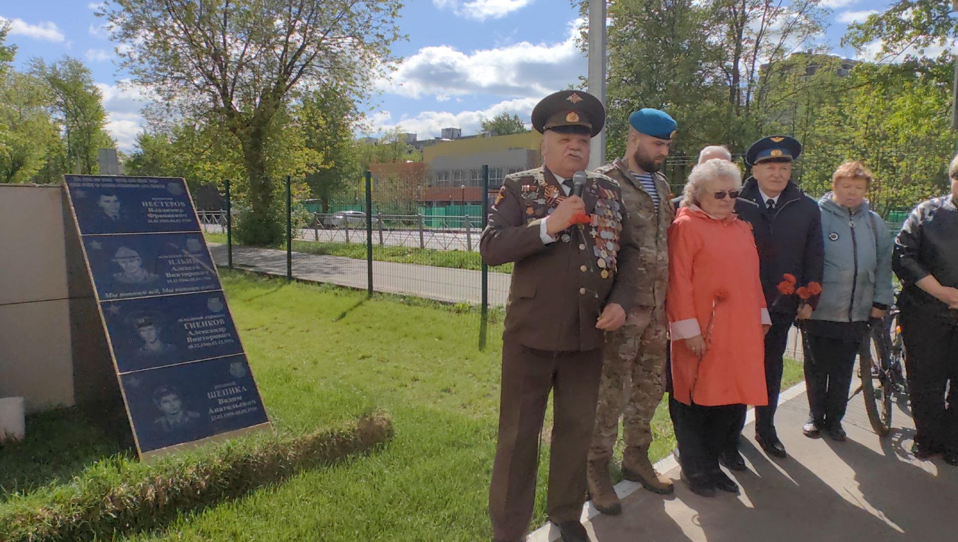 мемориальная доска, возложение цветов, ветеран, студенты, колледж,