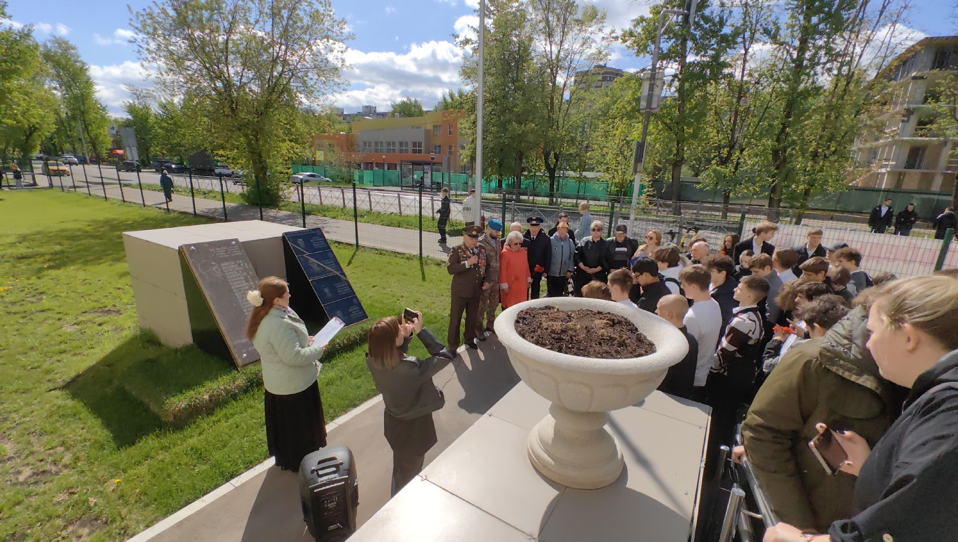 мемориальная доска, возложение цветов, ветеран, студенты, колледж,