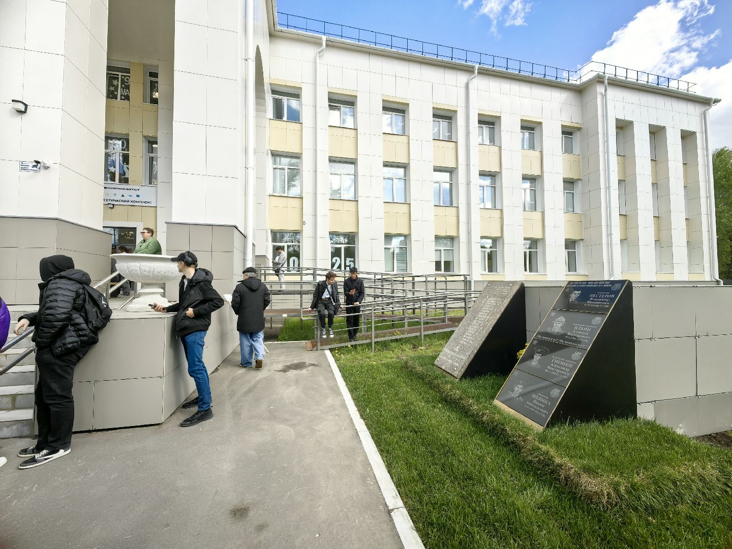 мемориальная доска, возложение цветов, ветеран, студенты, колледж,