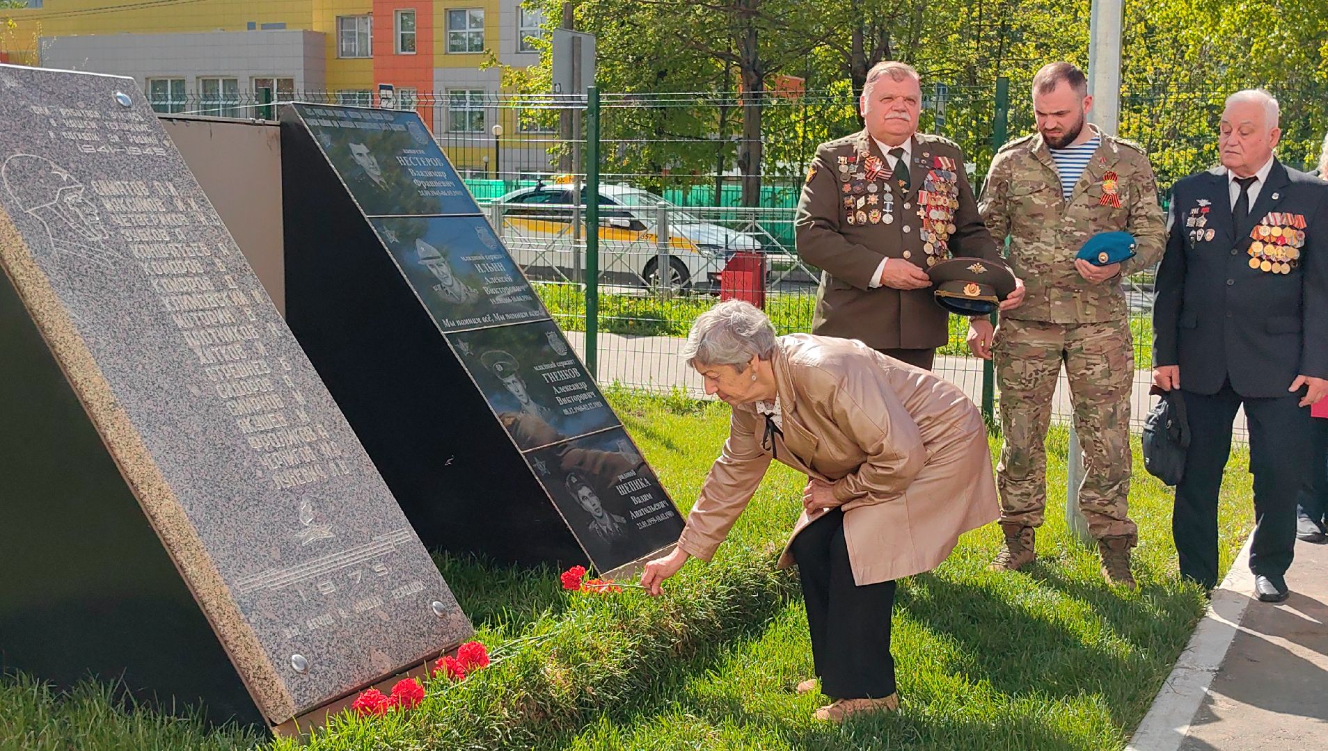 мемориальная доска, возложение цветов, ветеран, студенты, колледж,