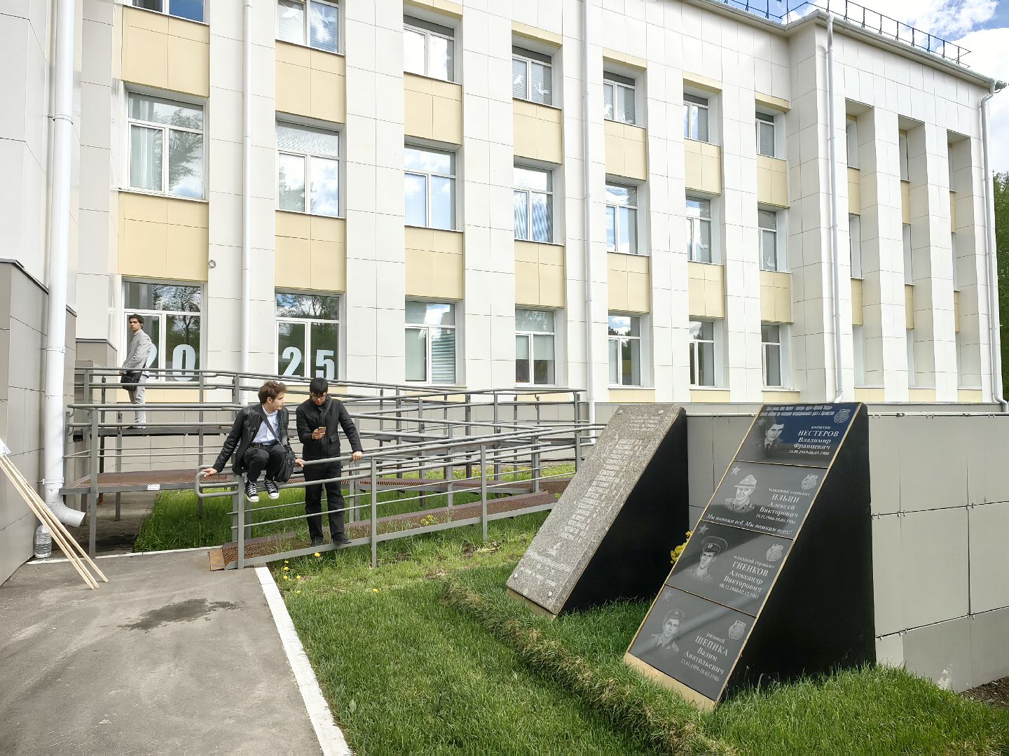 мемориальная доска, возложение цветов, ветеран, студенты, колледж,