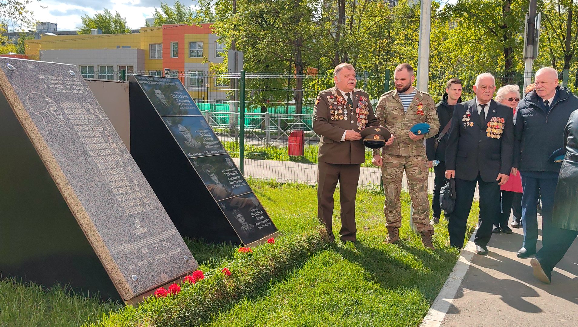мемориальная доска, возложение цветов, ветеран, студенты, колледж,