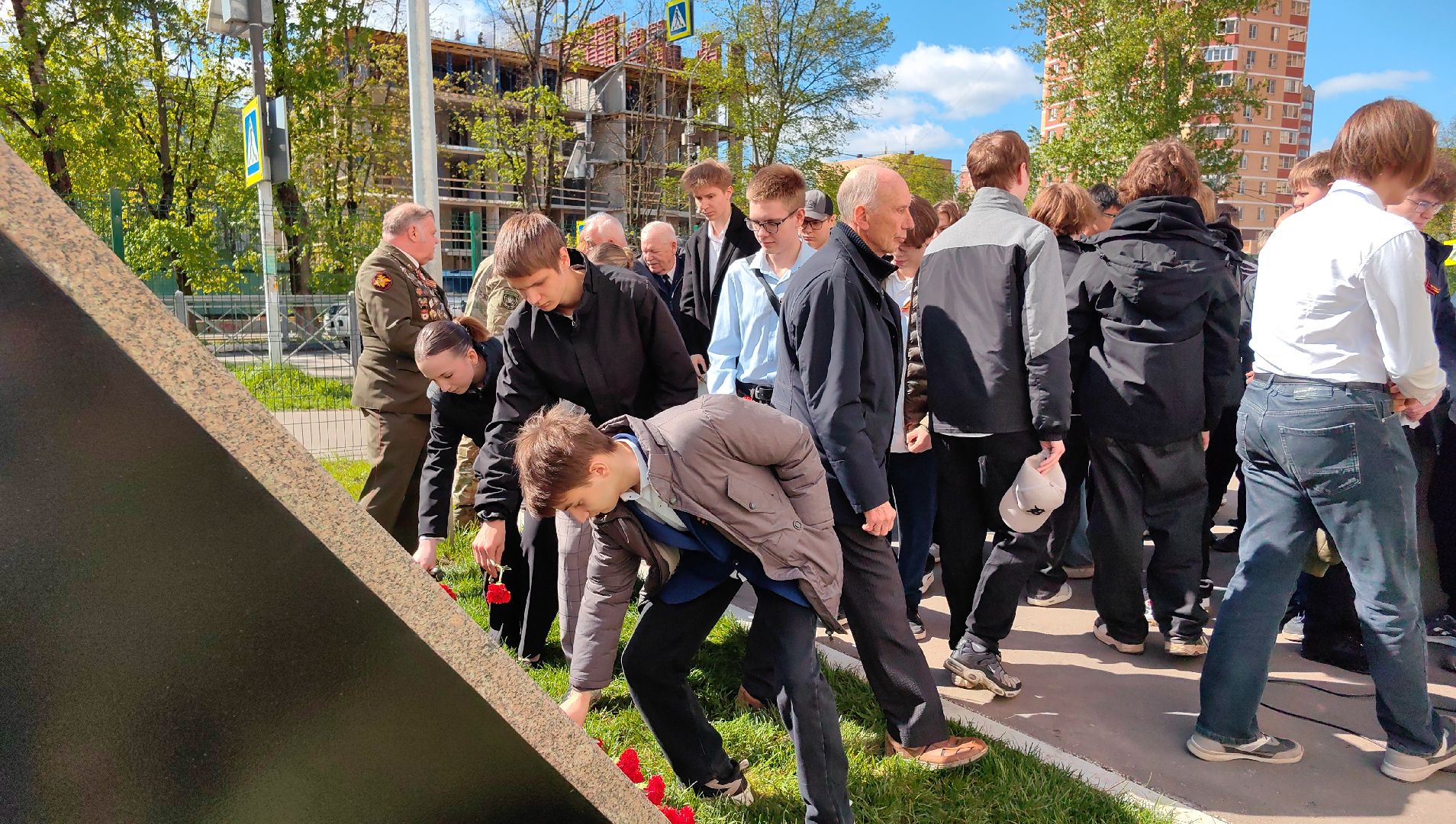 мемориальная доска, возложение цветов, ветеран, студенты, колледж,