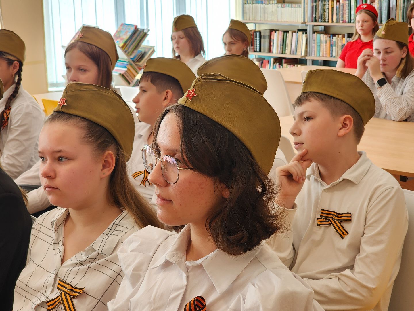 королёв, всероссийская акция парта героя, гимназия 17 в королеве , акция в честь героя сво в королеве,