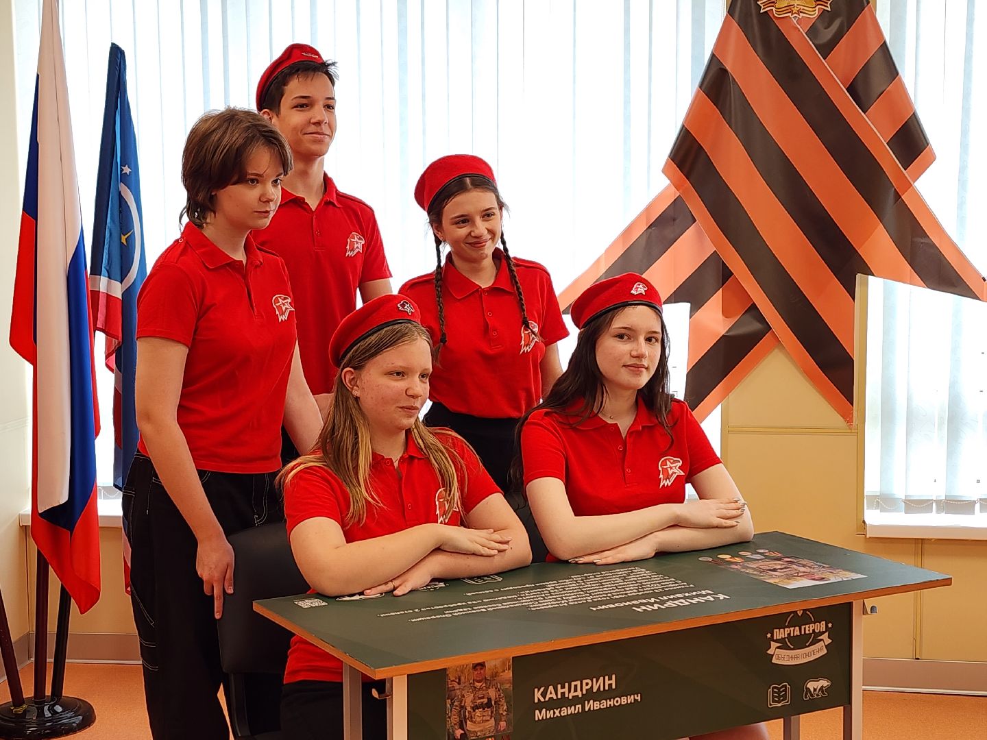 королёв, всероссийская акция парта героя, гимназия 17 в королеве , акция в честь героя сво в королеве,