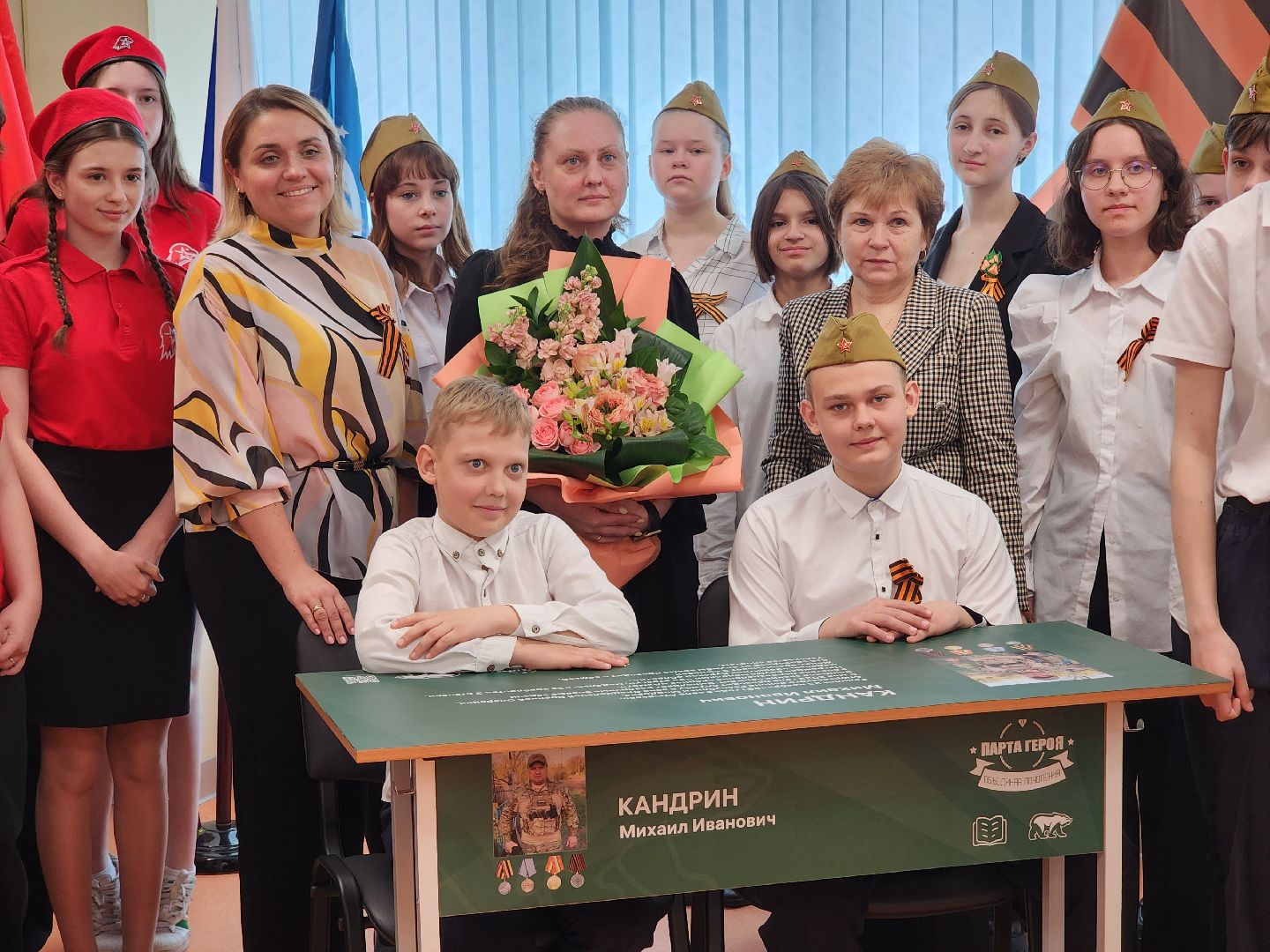 королёв, всероссийская акция парта героя, гимназия 17 в королеве , акция в честь героя сво в королеве,