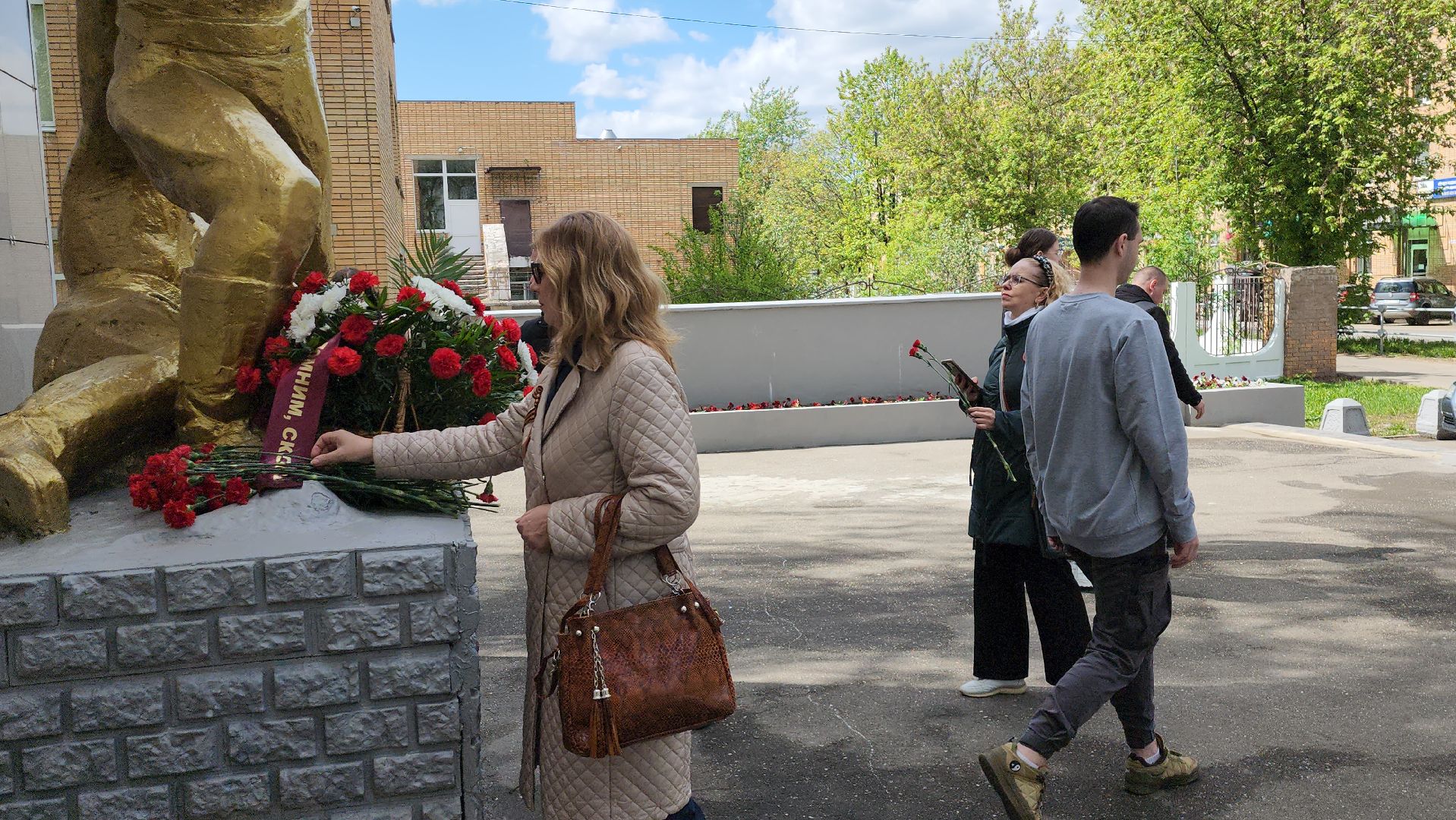 щёлково, возложение цветов, Мемориал воинам хлопчатобумажного комбината,