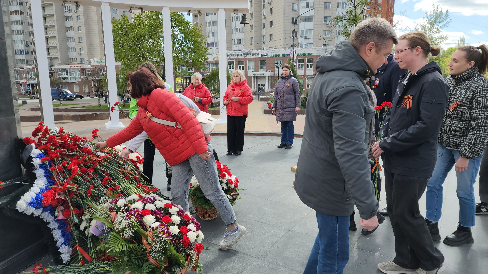 пушкино, день победы, возложение цветов к мемориалу скорбящей матери, лес, вертикалки, преемственность поколений, офис,