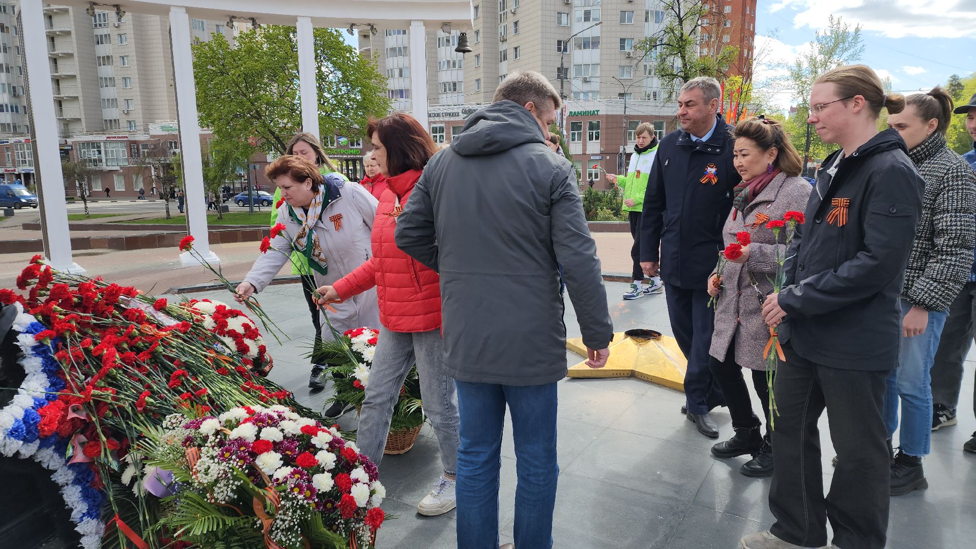 пушкино, день победы, возложение цветов к мемориалу скорбящей матери, лес, вертикалки, преемственность поколений, офис,