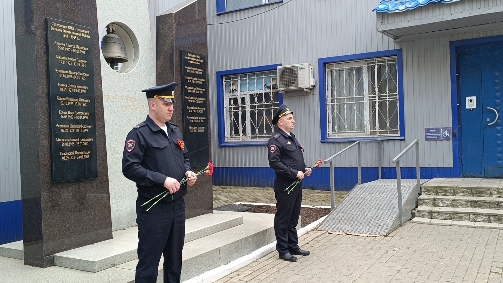 полиция, лобня, цветы,