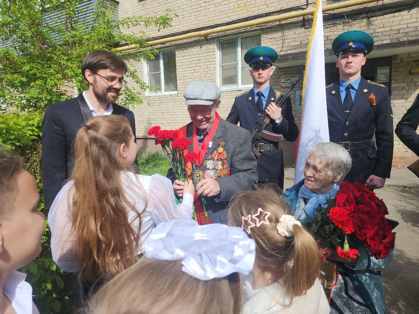серпухов, подмосковье, ветеран  день победы, табличка на доме в честь ветерана, 9 мая,