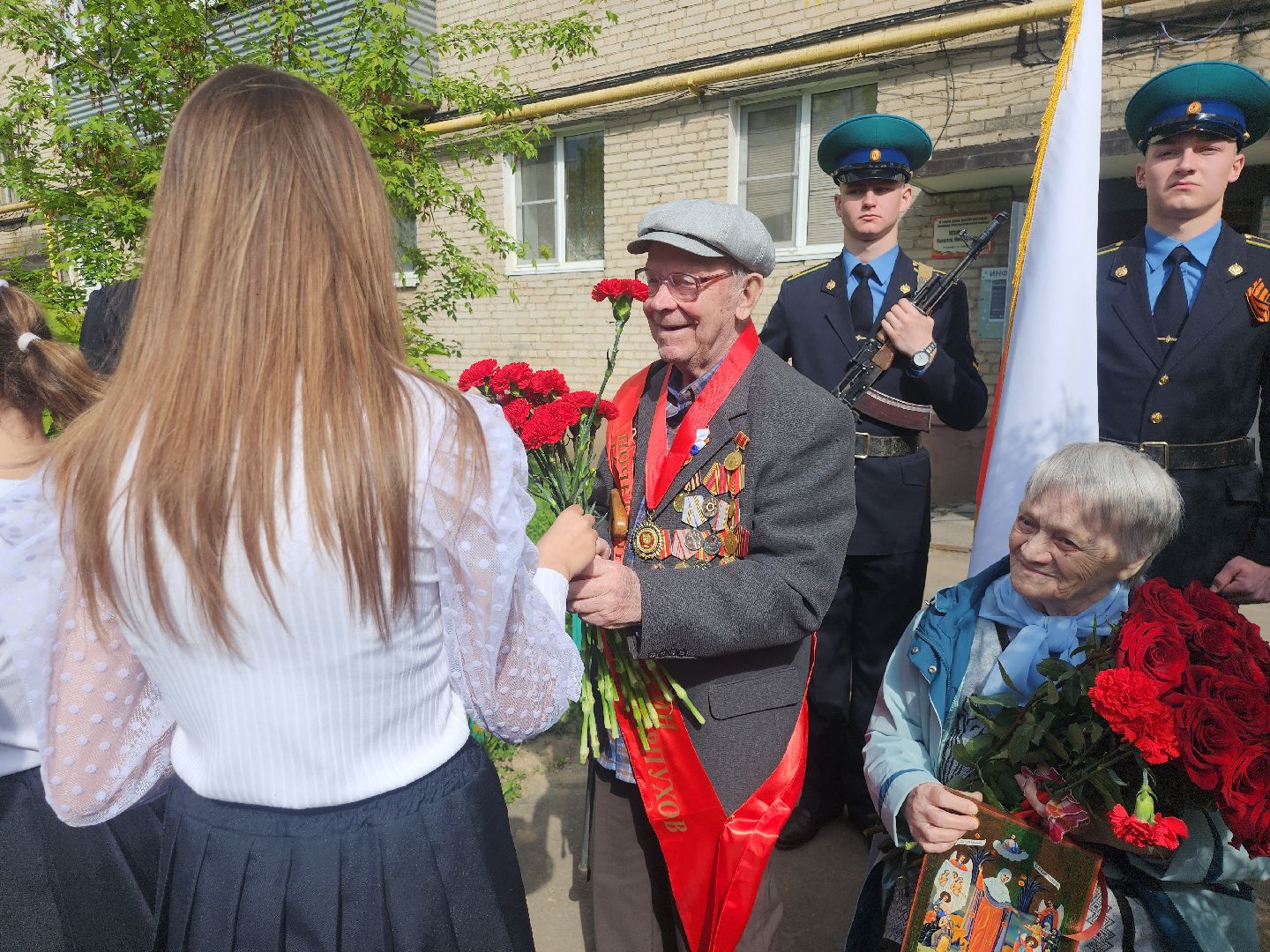серпухов, подмосковье, ветеран  день победы, табличка на доме в честь ветерана, 9 мая,