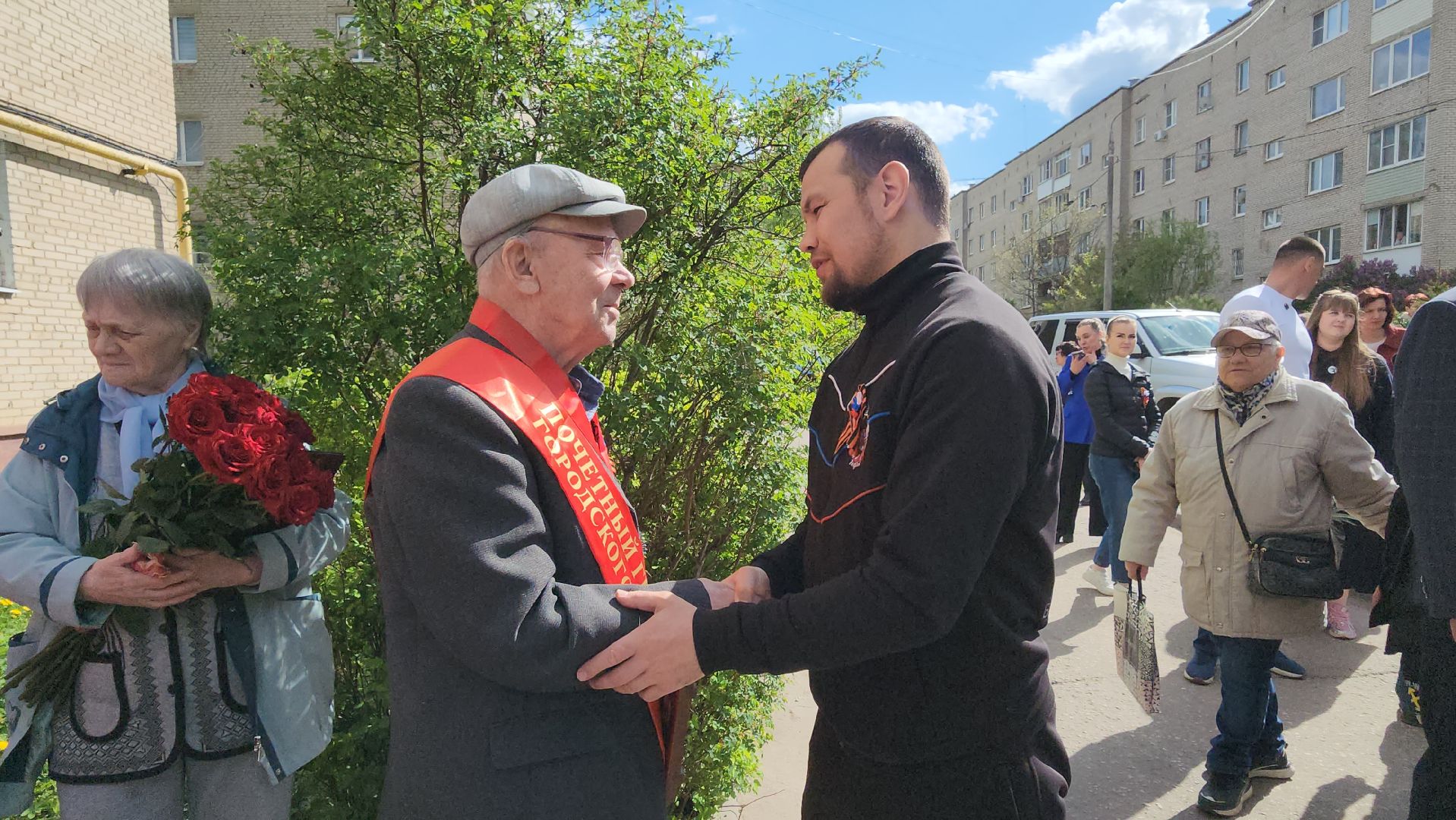 серпухов, подмосковье, ветеран  день победы, табличка на доме в честь ветерана, 9 мая,