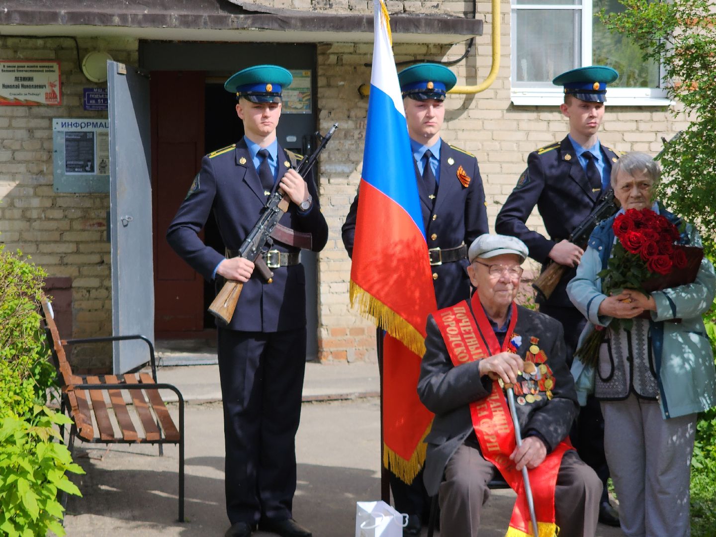 серпухов, подмосковье, ветеран  день победы, табличка на доме в честь ветерана, 9 мая,