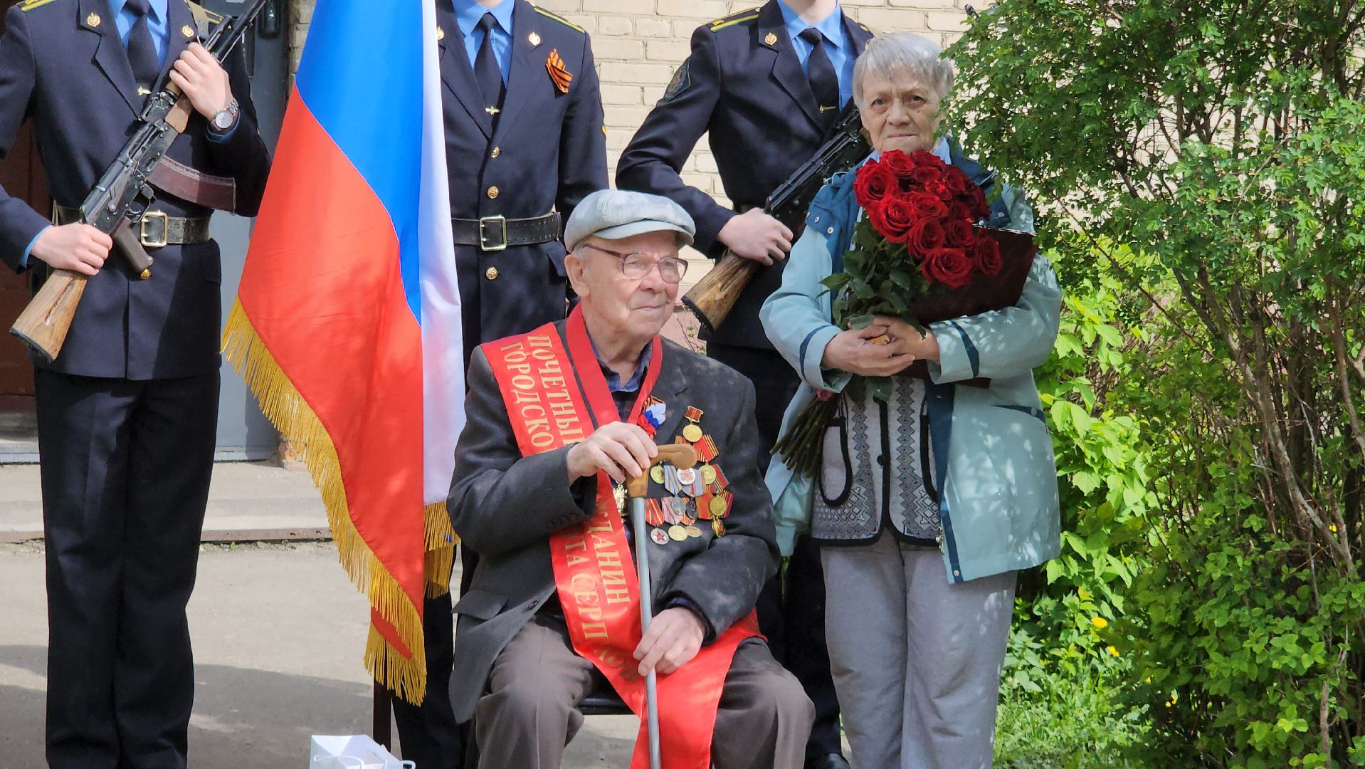 серпухов, подмосковье, ветеран  день победы, табличка на доме в честь ветерана, 9 мая,