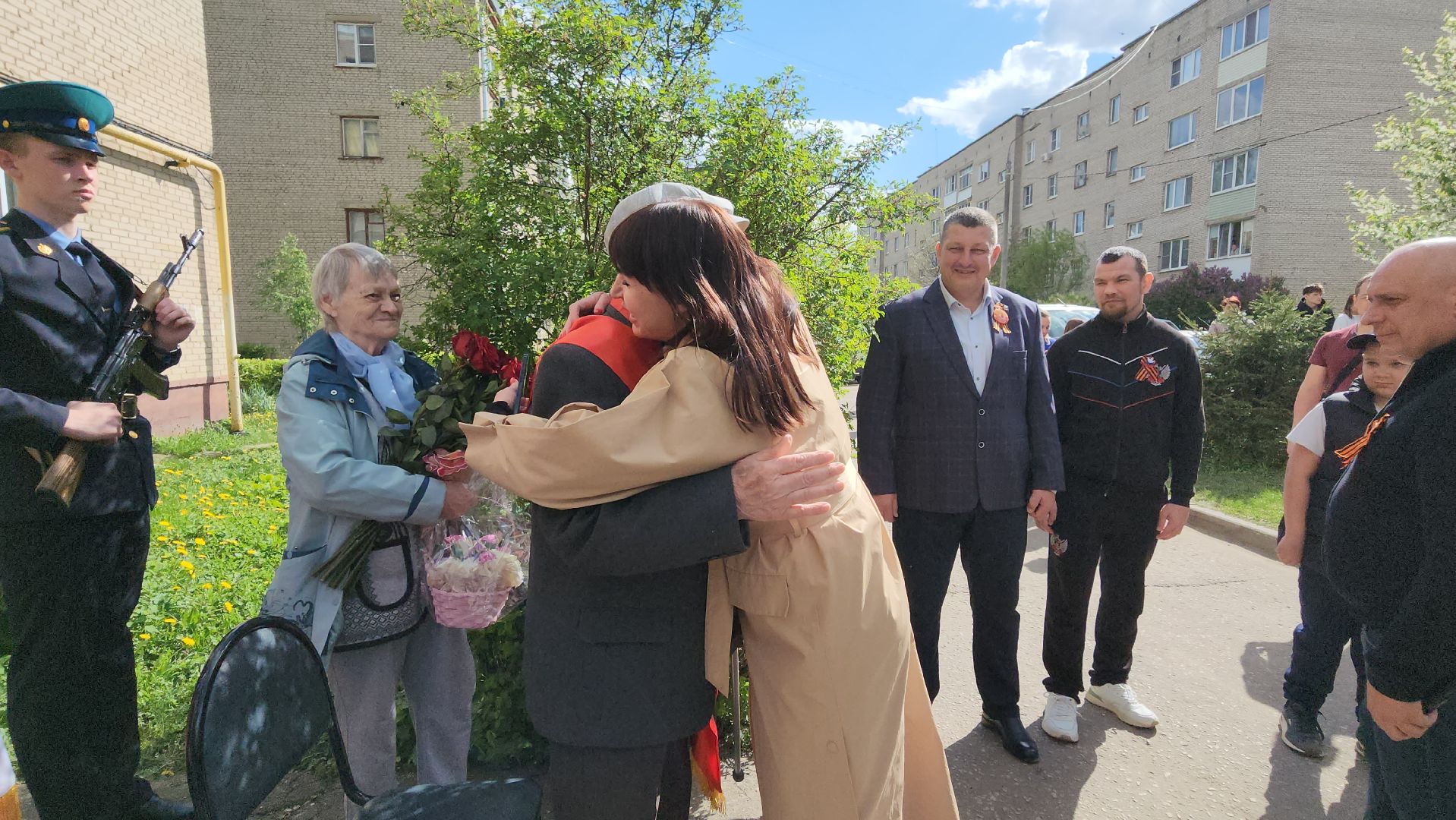 серпухов, подмосковье, ветеран  день победы, табличка на доме в честь ветерана, 9 мая,