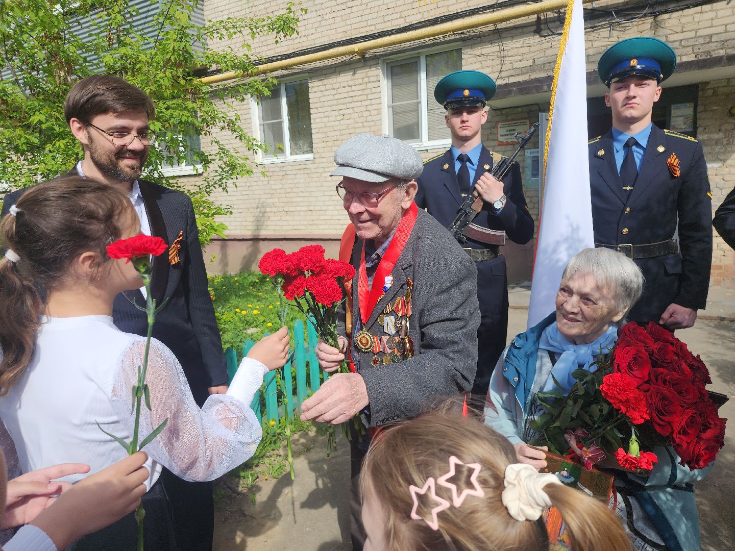 серпухов, подмосковье, ветеран  день победы, табличка на доме в честь ветерана, 9 мая,