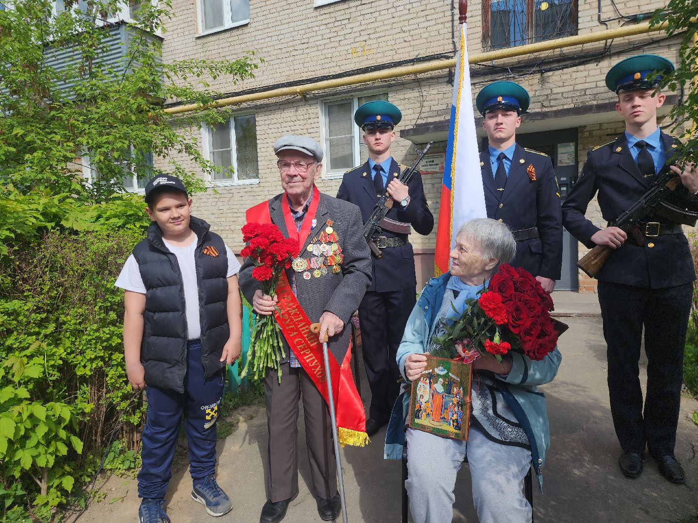 серпухов, подмосковье, ветеран  день победы, табличка на доме в честь ветерана, 9 мая,