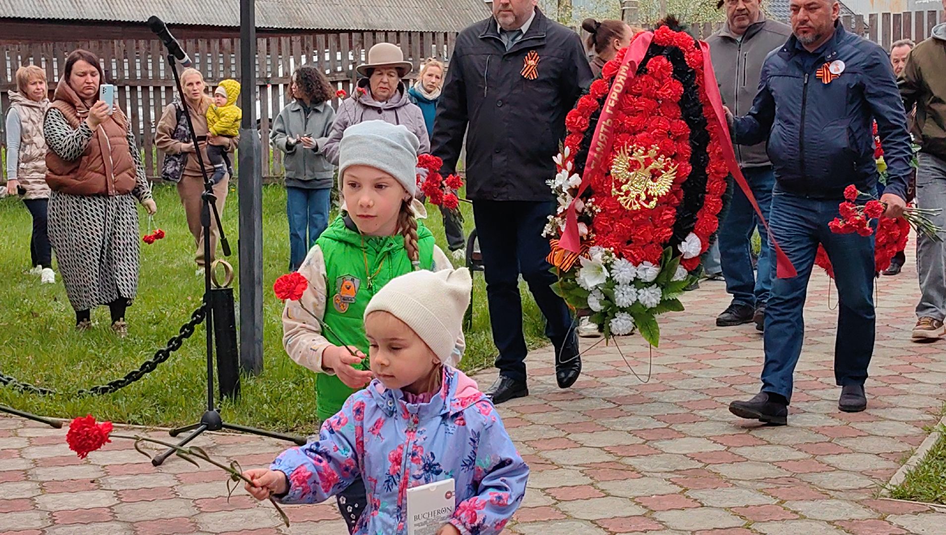возложение цветов, памятник, скорбящая мать, ветераны, венок,