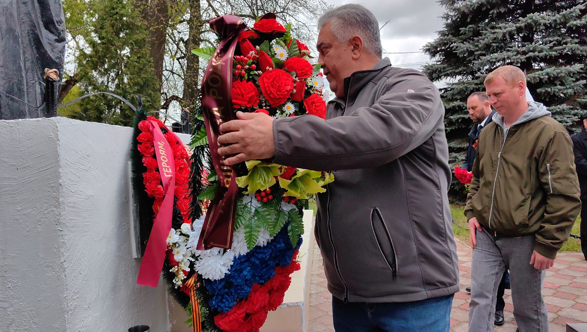 возложение цветов, памятник, скорбящая мать, ветераны, венок,