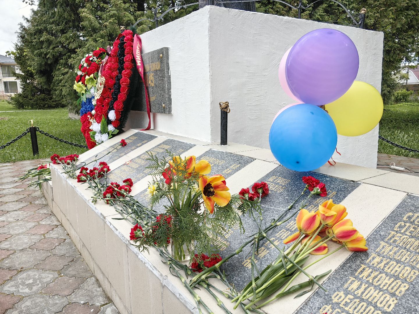 возложение цветов, памятник, скорбящая мать, ветераны, венок,