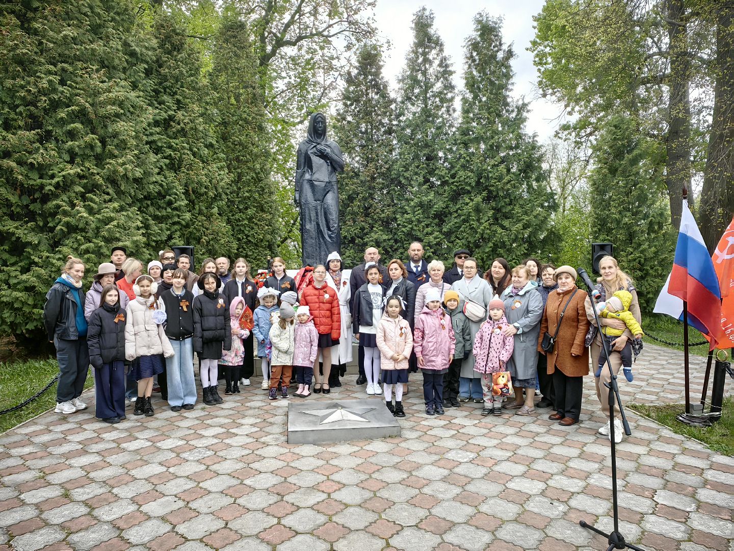 возложение цветов, памятник, скорбящая мать, ветераны, венок,